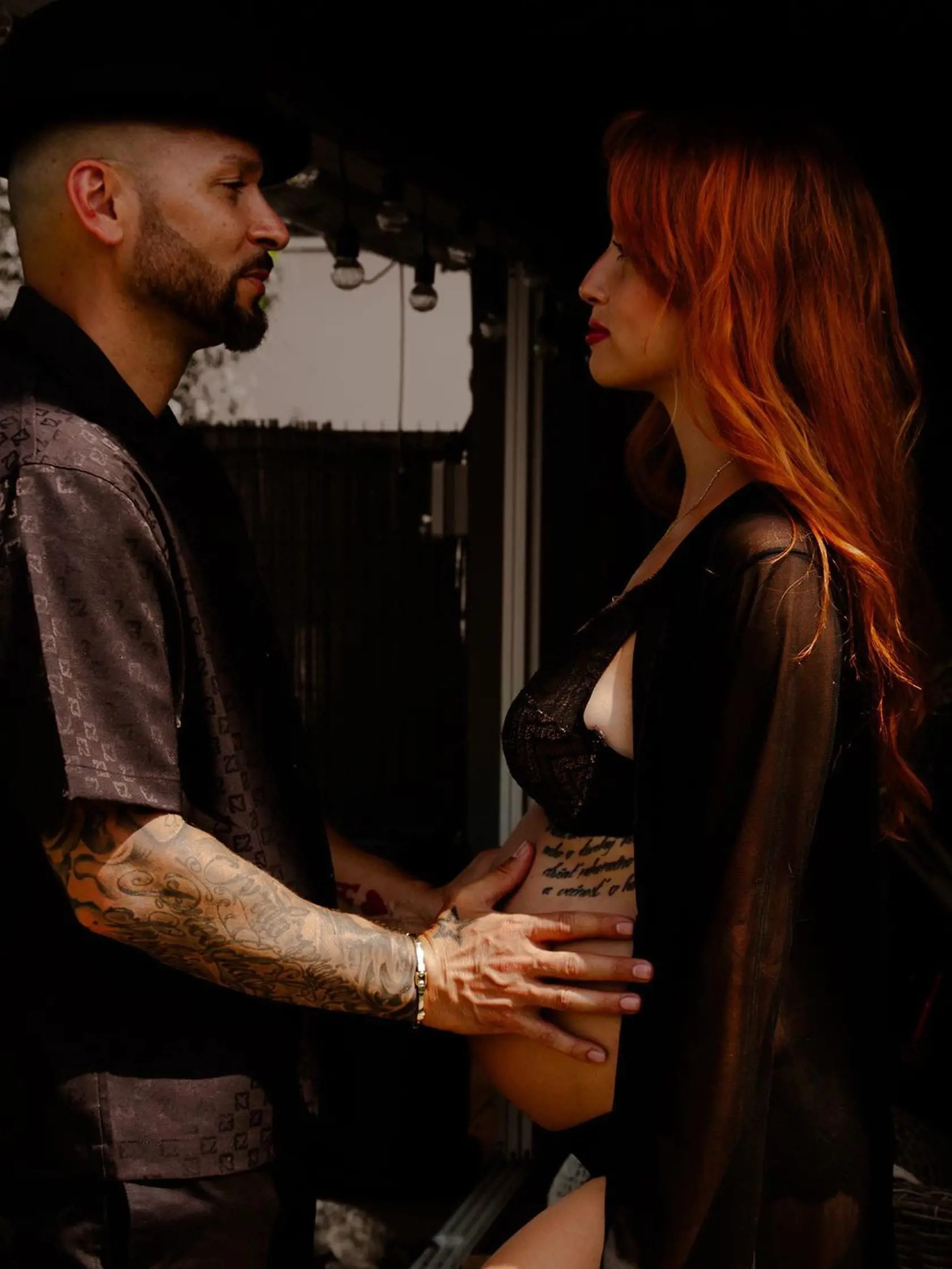 Johnny Mečoch a jeho partnerka Petra s tehotenským bruškom.