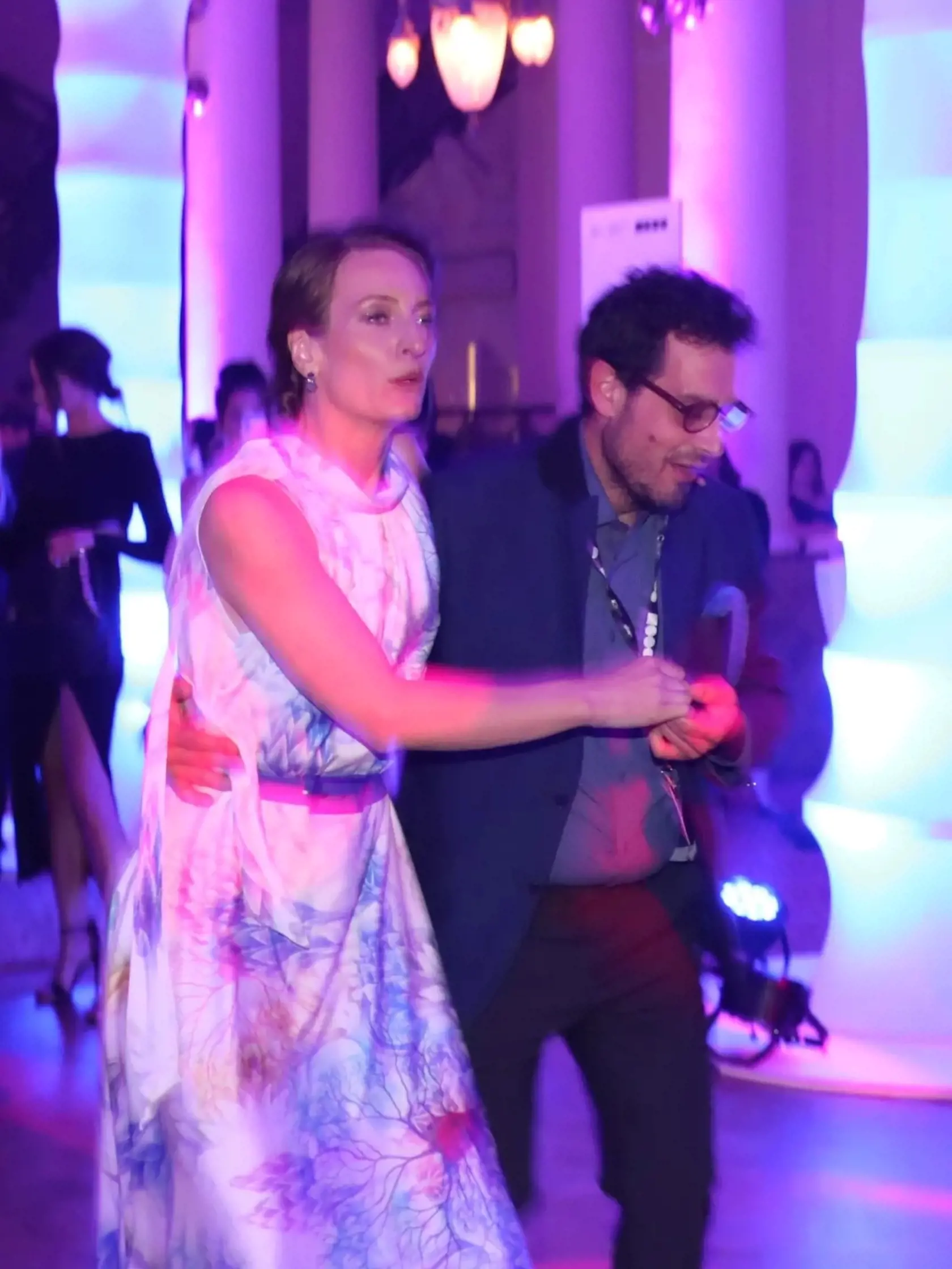 Anička Polívková tancuje na závere karlovarského filmového festivalu s budúcim manželom.