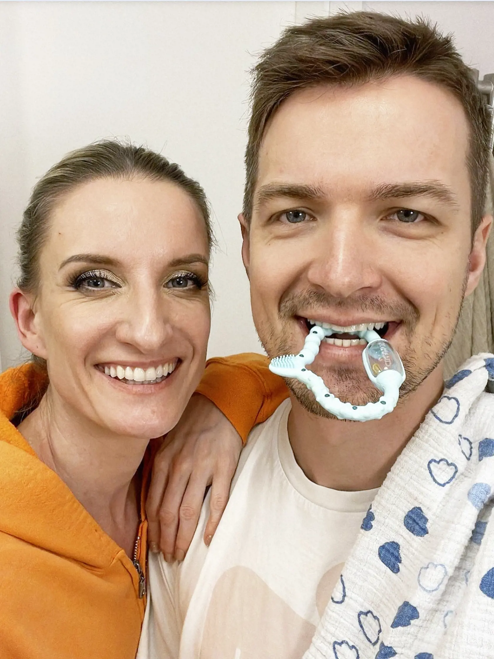 Život s adoptovaným synom si užívajú, hoci rodičovstvo prináša prebdené noci.