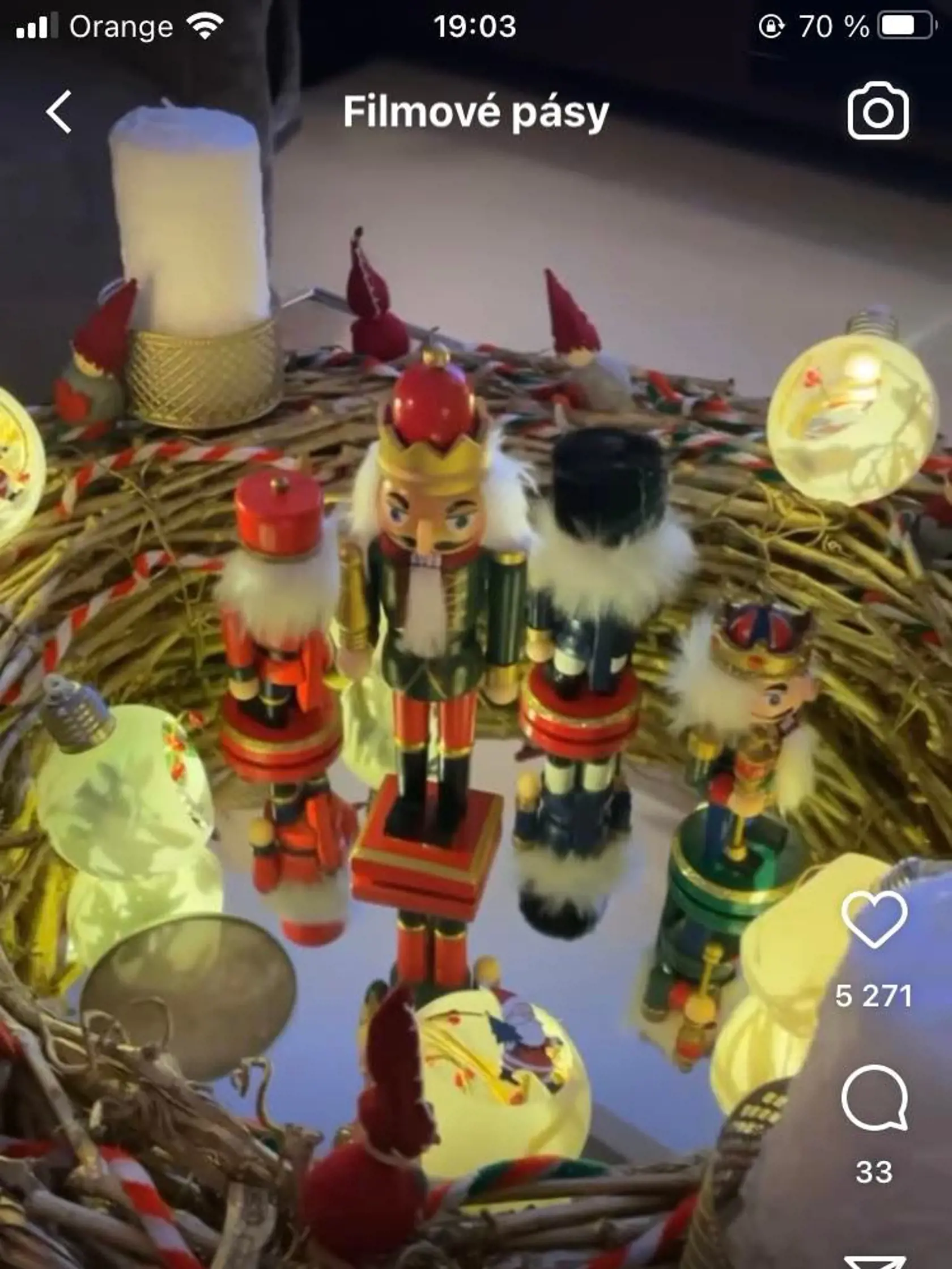 Adventný veniec s postavičkami.