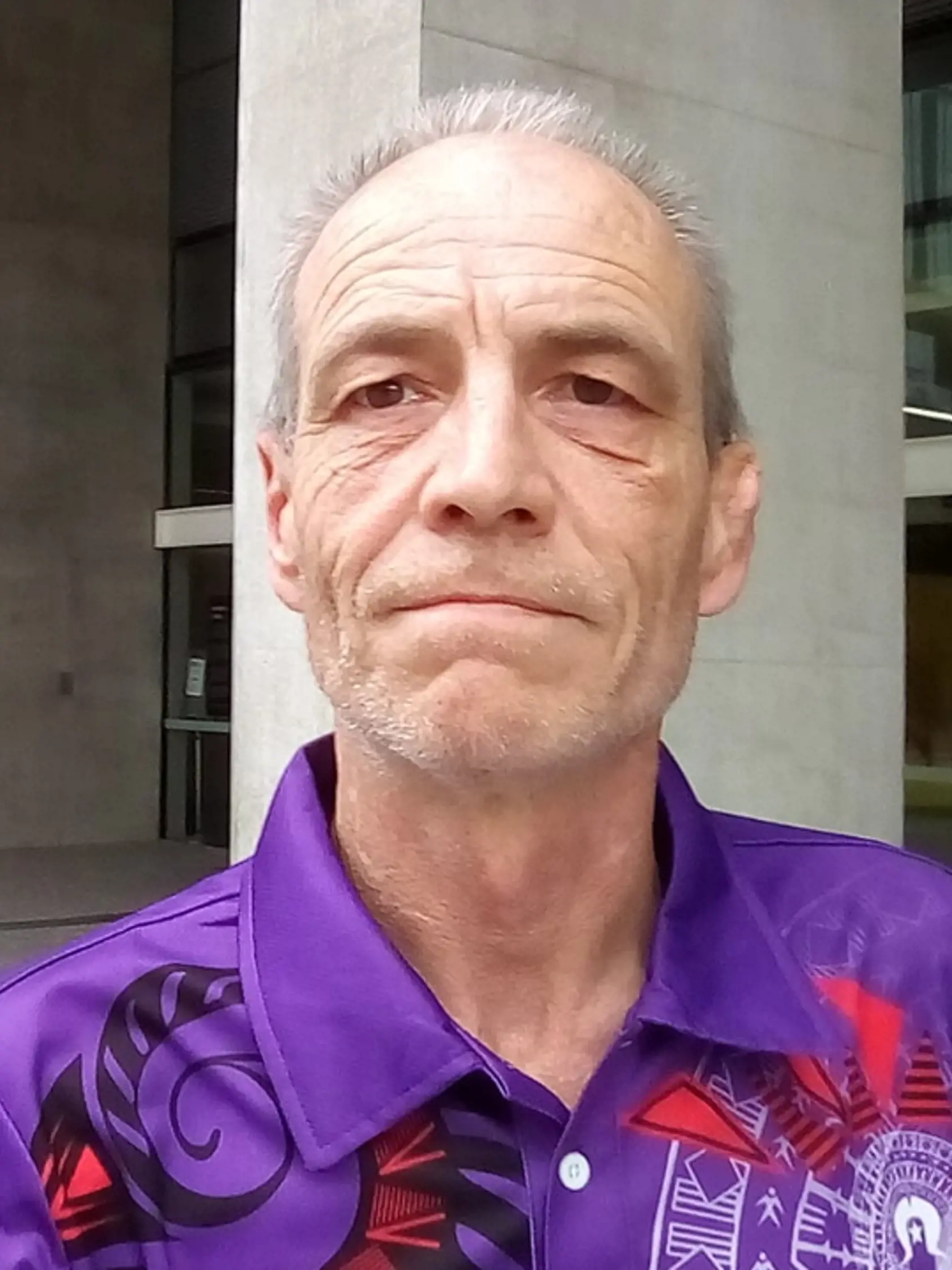 Tento 56-ročný muž pre 7 News Australia povedal : „Určite je to podnet na zamyslenie, pretože predpoveď jasne hovorí, že Charlesa na poste kráľa nahradí niekto z ľavého kolena. Chápem, prečo by si niektorí ľudia mysleli, že sa na to hodím. Verím, že som syn Charlesa a Camilly a teším sa na deň na súde, ktorý to dokáže. Možno má Nostradamus rovnaké pochopenie ako ja, že to všetko jedného dňa vyjde."