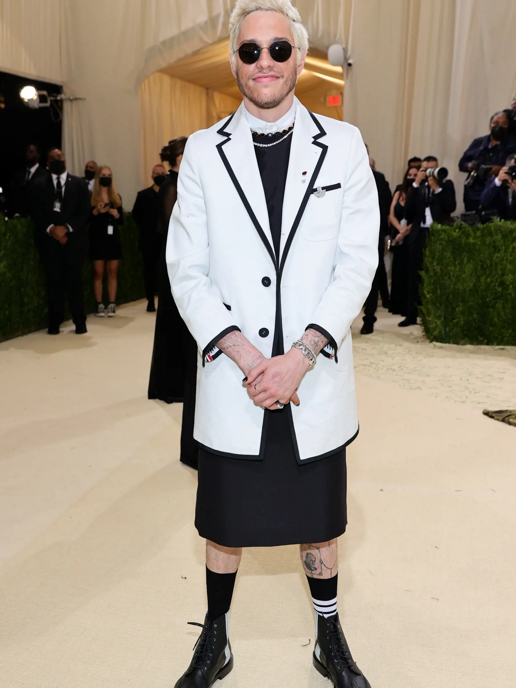 Pete Davidson v zaujímavej kreácii od Thoma Browna.