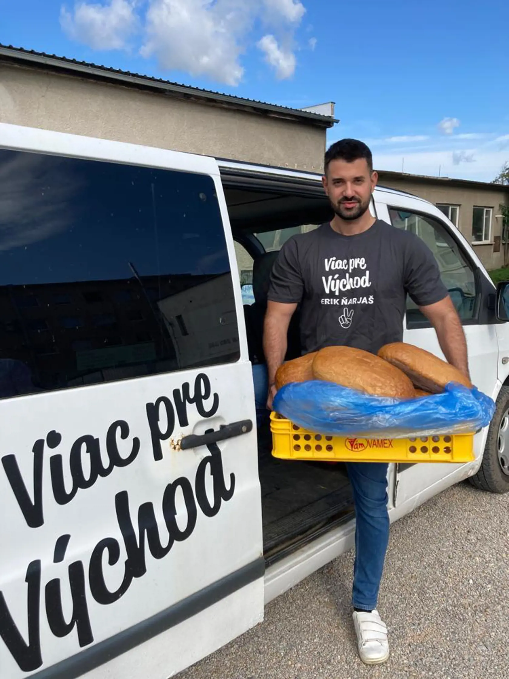 Kandidátom na predsedu Košického samosprávneho kraja je aj Erik Ňarjaš, ktorý sa ešte pred kampaňou venoval potravinovej pomoci núdznym.