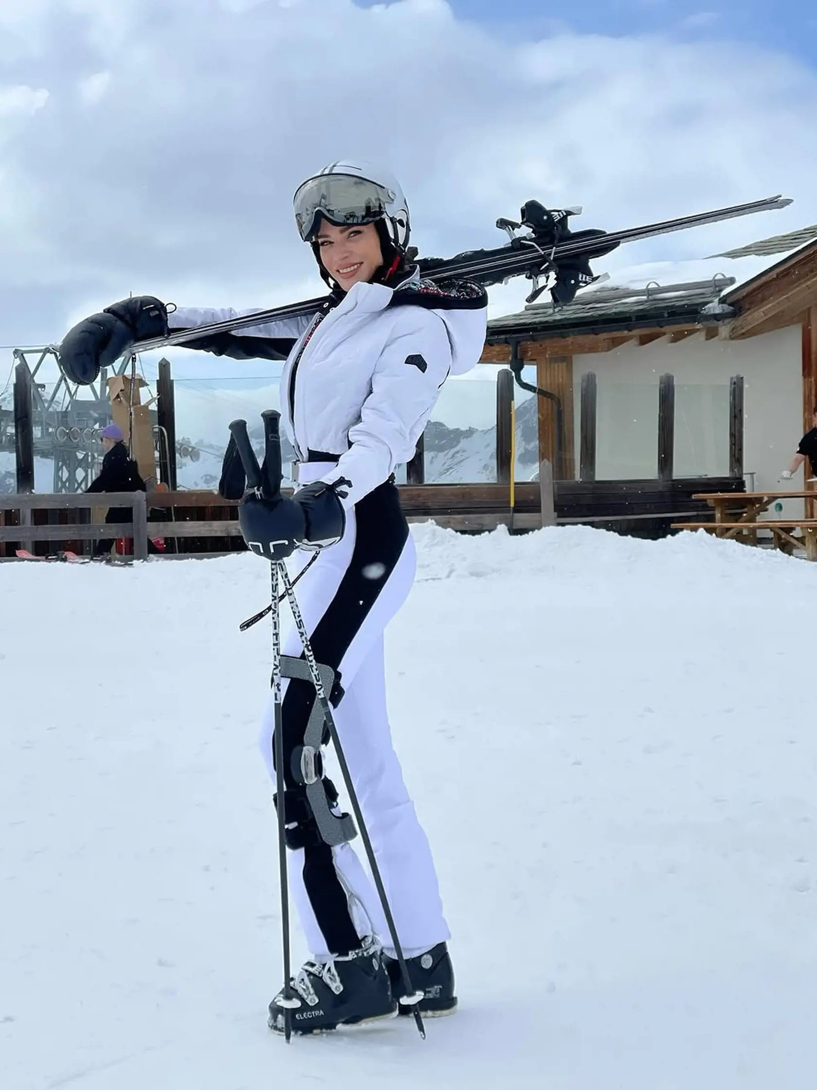 Andrea Verešová začala nový rok v športovom duchu. K príspevku napísala: Šťastie je niekedy jednoduché - stačia mi hory, sneh a ten správny okamih. Áno, takto si predstavujem zimu. Čerstvý vzduch, biela stopa. Lyže na pleci, úsmev na tvári a srdce plné radosti. Ako ste začali svoj nový rok vy?
