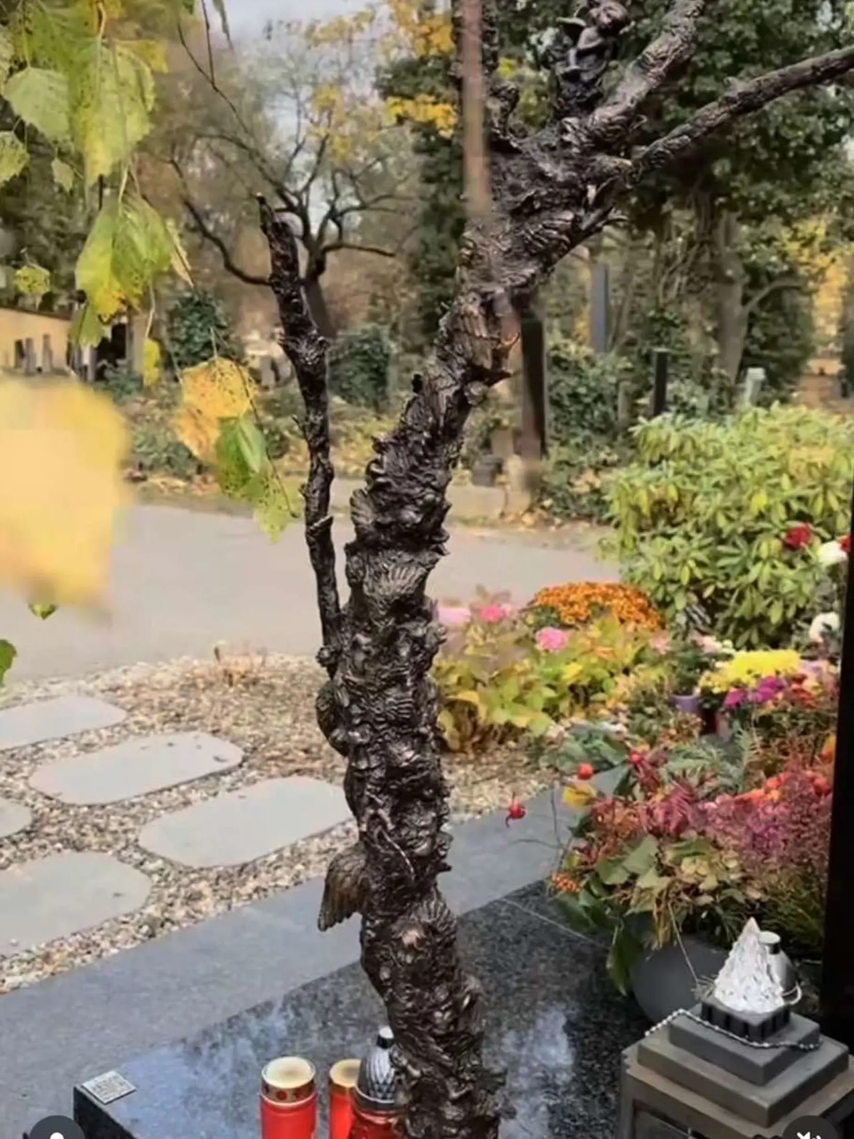 Vdova Ivana Gottová nechala vyrobiť novú sochu pri hrobe manžela Karla Gotta - bronzový strom z anjelikov, ktoré mu fanúšikovia nosili na miesto jeho posledného odpočinku. 