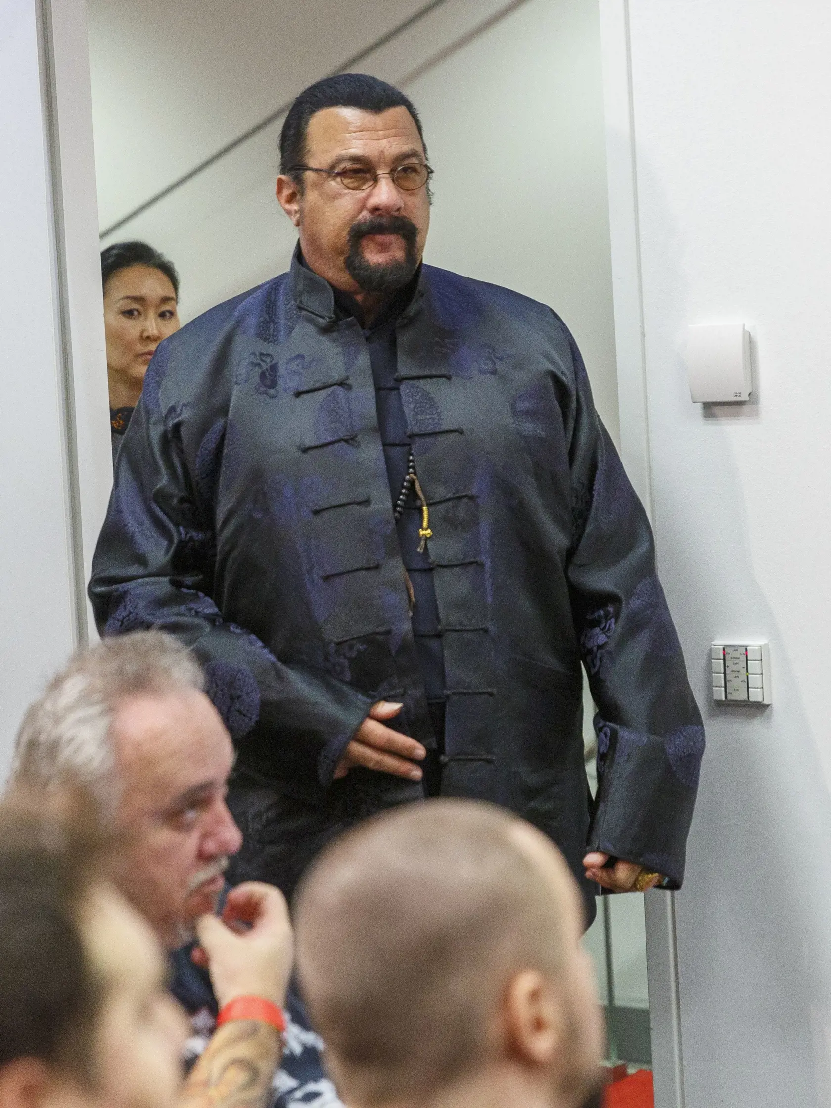 Steven Seagal bol hlavnou hviezdou popkultúrneho festivalu Comic Con vo Viedni. Herca sprevádzala aj jeho manželka (v pozadí).