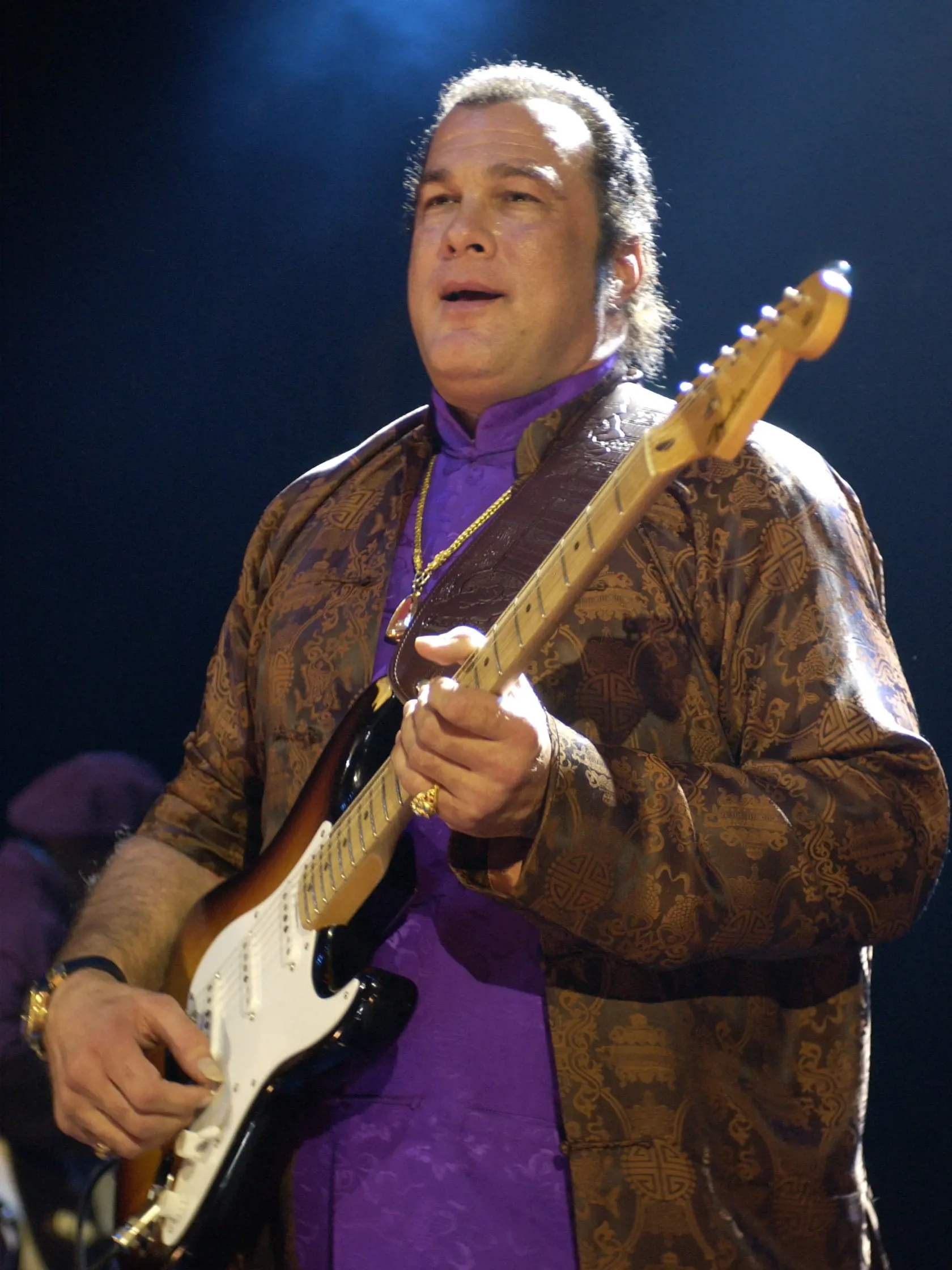 Steven Seagal sa venuje aj hraniu na gitare.