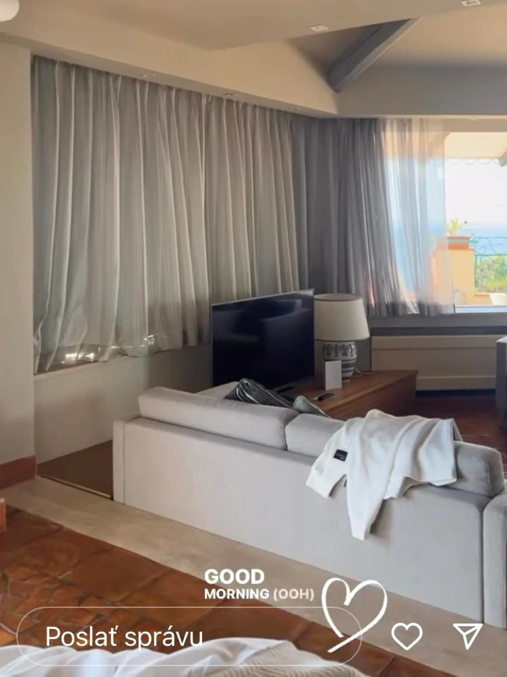 Dara Rolins si užíva na Sardínii. Fanúšikom sa pochválila videom, na ktorom vidno aj zábery z ich postele.