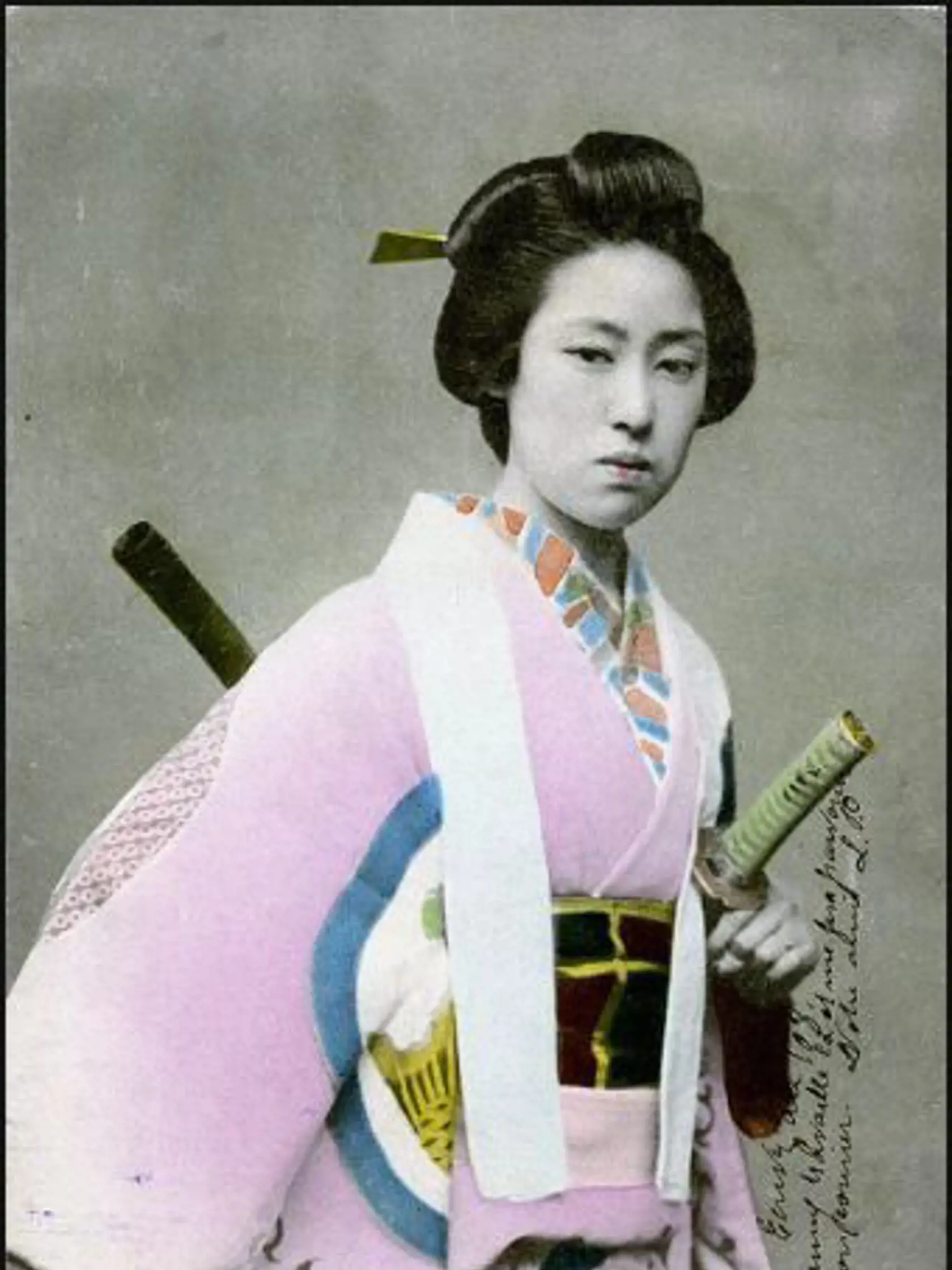 Japonci však poznajú viaceré mená známych žien-bojovníčok a v 16. storočí sa dokonca vyskytol prípad bojovej jednotky zloženej čisto zo žien.
