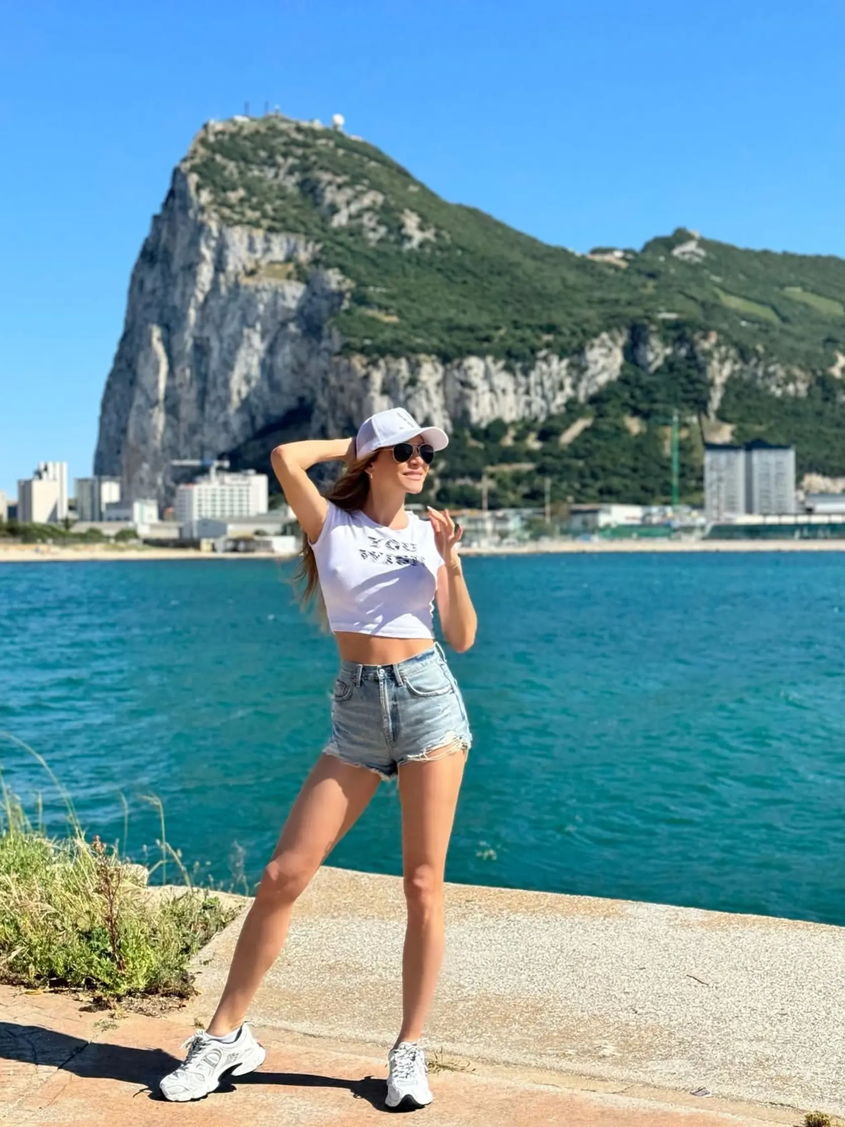 Andrea Verešová si počas dovolenky v Španielsku dopriala aj výlet na ikonický Gibraltar. Predviedla sa v kratučkých šortkách.