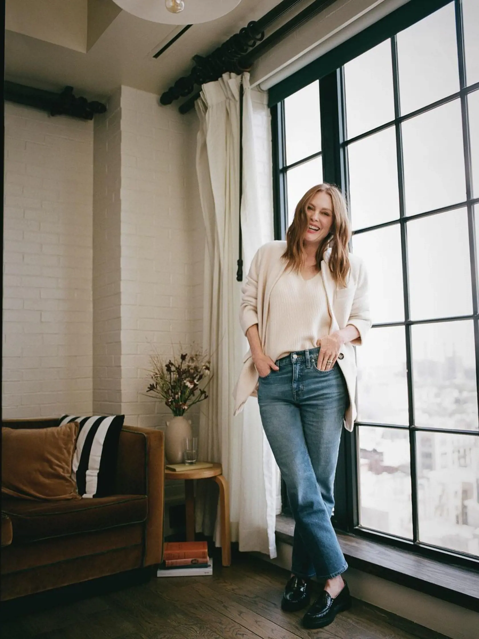Julianne Moore si dopraje skoré večera a cvičí jogu.