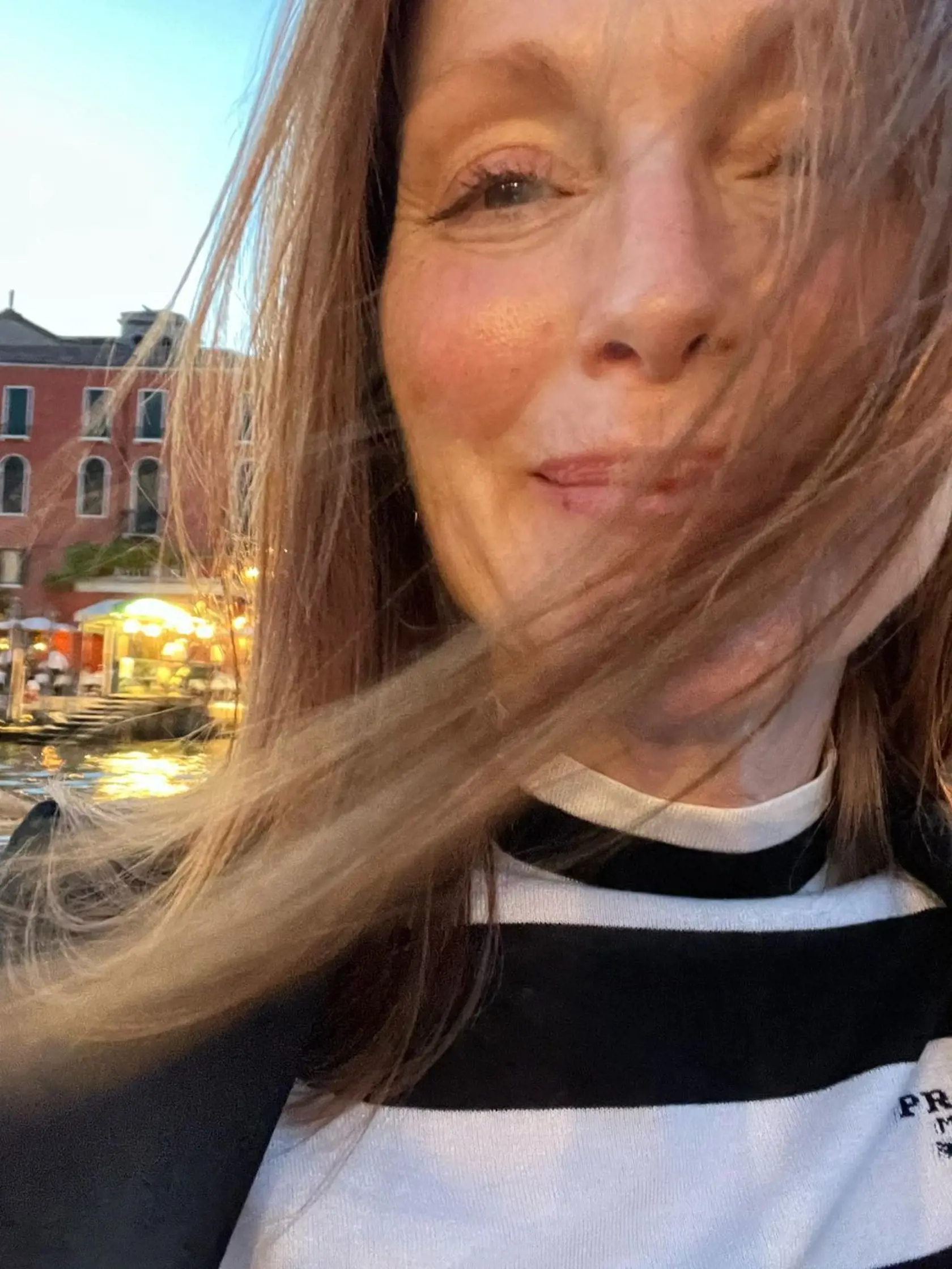 Julianne Moore si dopraje skoré večera a cvičí jogu.