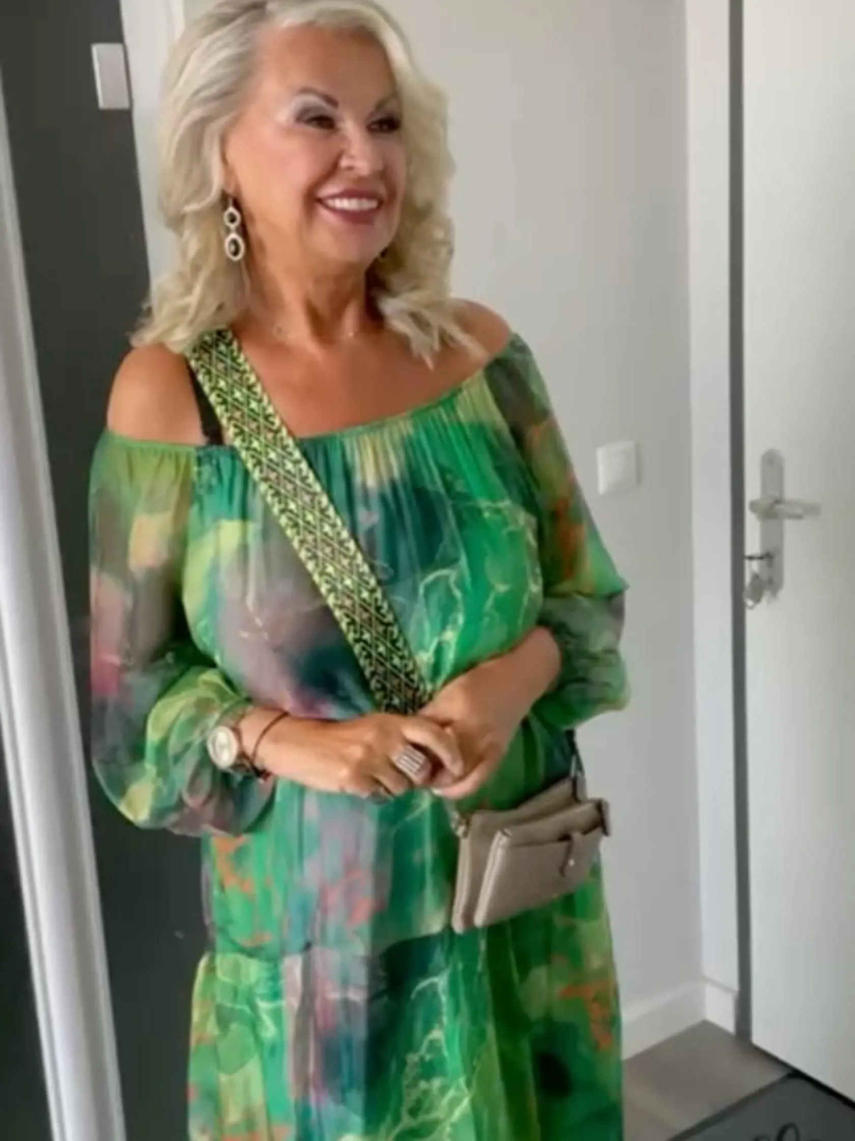 Eva Máziková v zelených maxišatách.