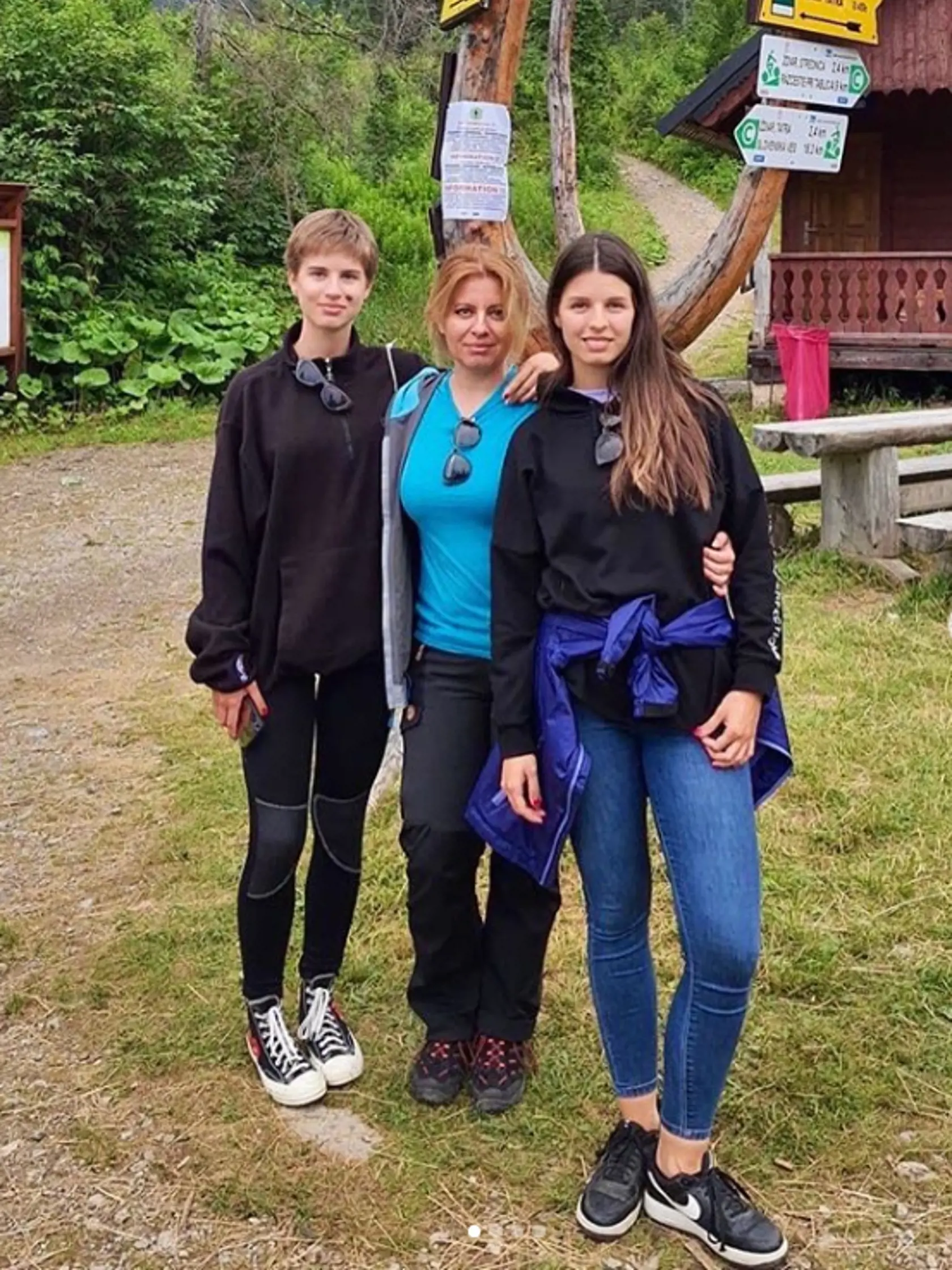Staršia dcéra (vľavo) prezidentky Zuzany Čaputovej sa ostrihala nakrátko.