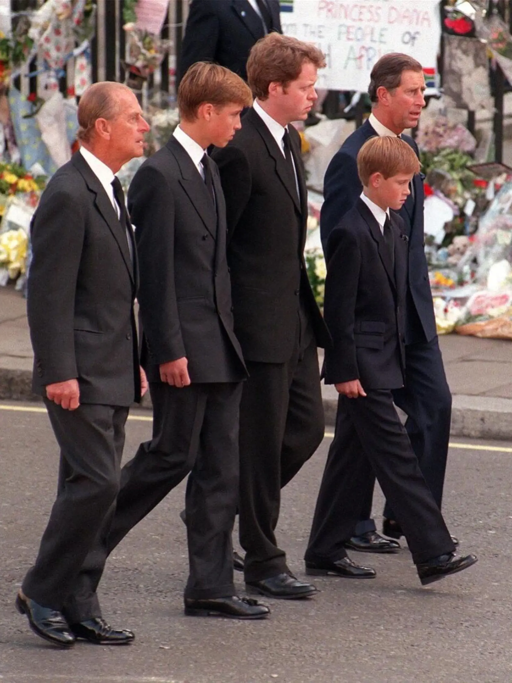 Princ Willam mal 15. rokov, keď musel pochovať svoju mamu, princeznú Dianu.