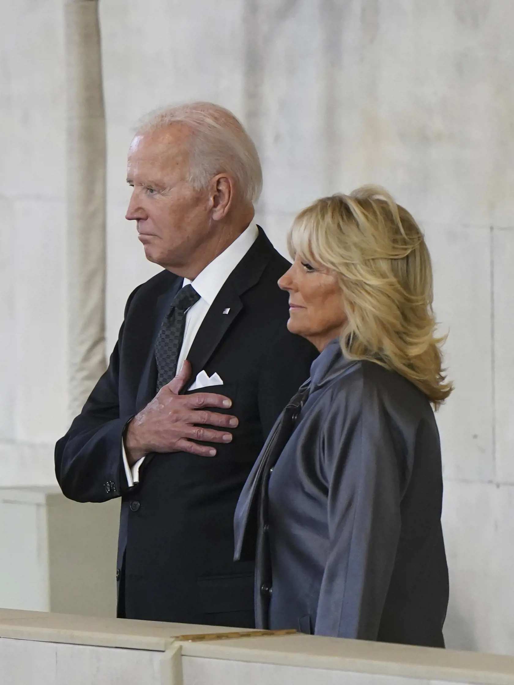 Americký prezident Joe Biden (vľavo) a prvá dáma USA Jill Bidenová vzdávajú úctu pri rakve s telesnými pozostatkami zosnulej britskej kráľovnej Alžbety II. vo Westminster Hall, najstaršej časti Westminsterského paláca v Londýne 18. septembra 2022.