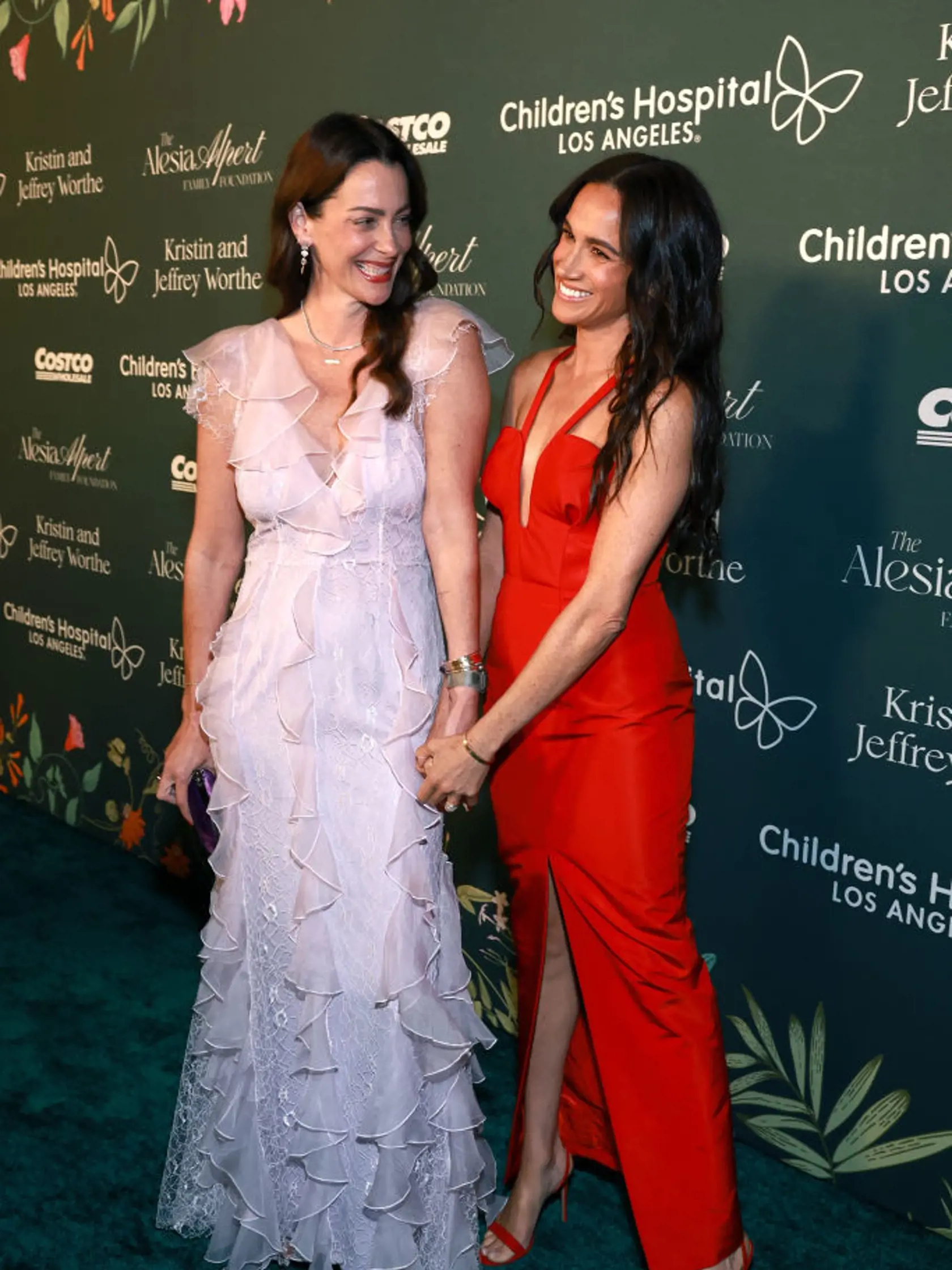 Meghan Markle počas galavečera pre detskú nemocnicu v Los Angeles nevyzerala, že by bez Harryho nejako trpela. Naopak, veľmi si svetlá reflektorov užívala. Žiarlila v červených šatách s mega dekoltom.