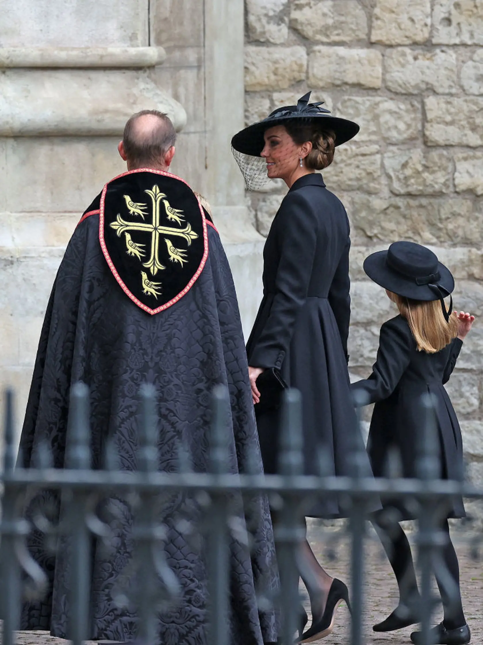 Do Westminsterského paláca dorazila Kate v čiernej róbe spolu so svojimi deťmi, princom Georgom (9) a princeznou Charlotte (7).