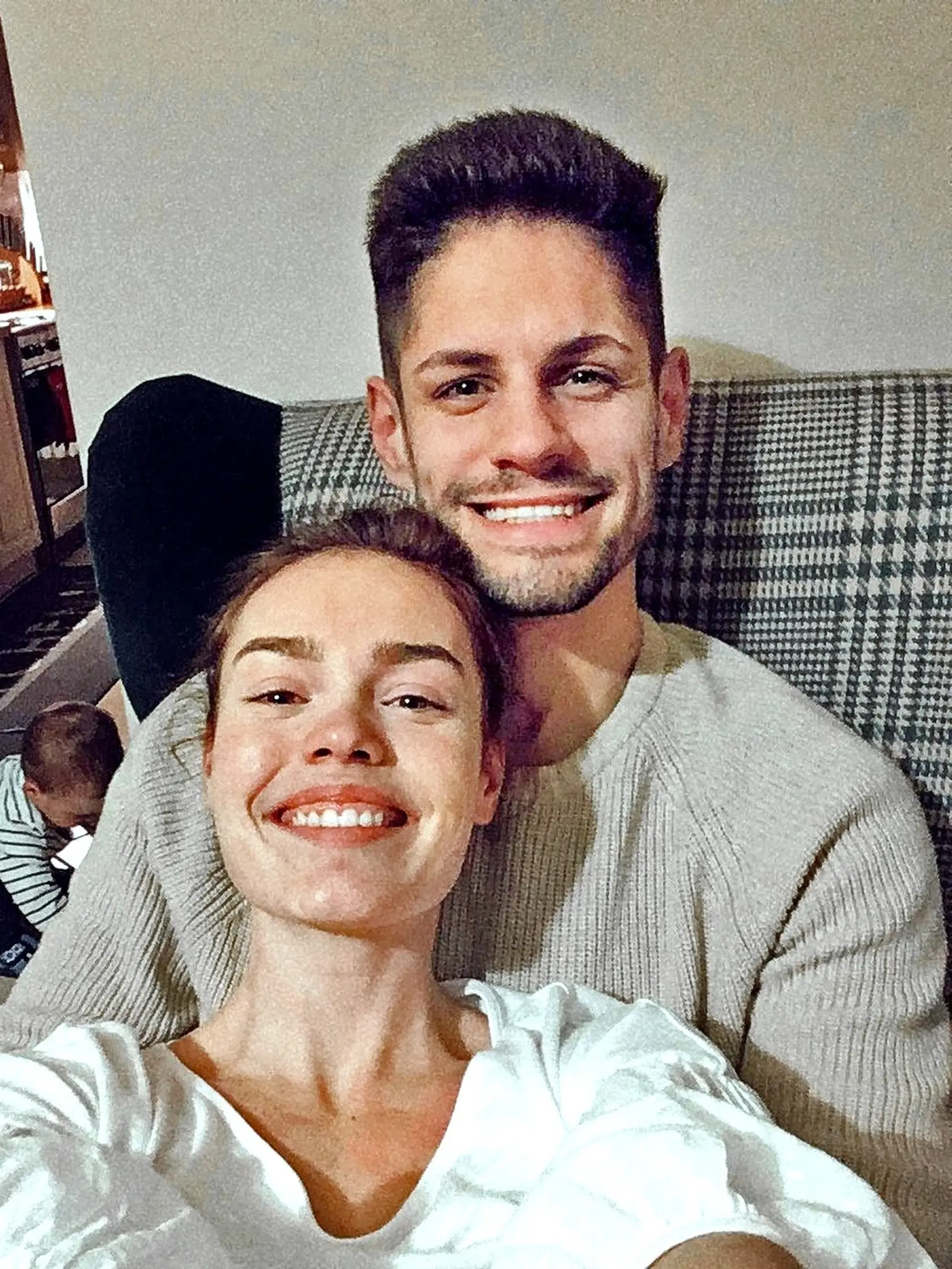 Mária Bartalos a jej manžel Adrián. V pozadí ich prvorodený syn Noel.