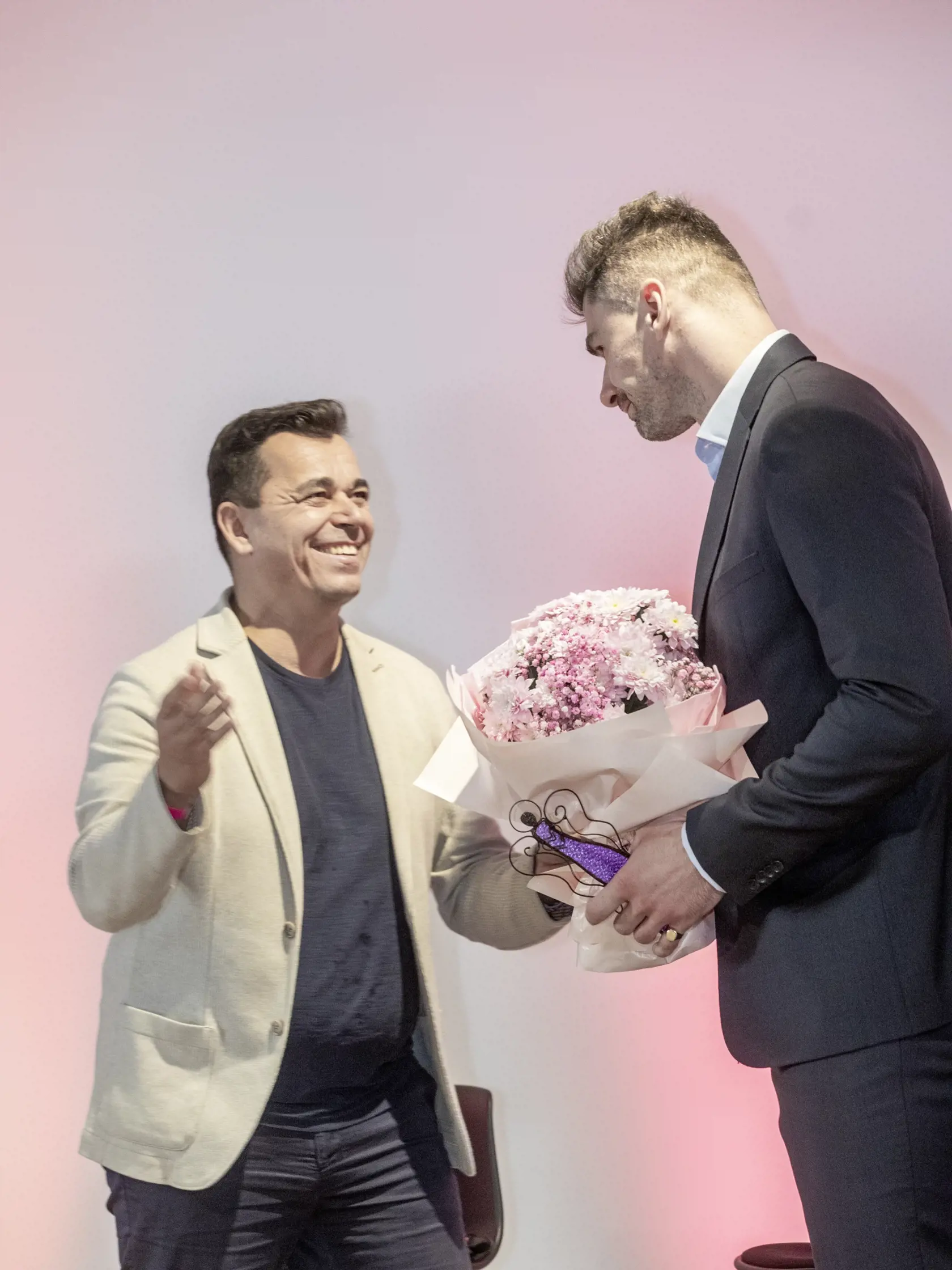 Na snímke je slávnostné vyhlásenie výsledkov ankety MAMA ROKA 2023.  V špeciálnej kategórii OCKO roka zvíťazil hokejista  Juraj Valach. Na fotke je ambasádor pre kategóriu ocko roka Roman Pomajbo.