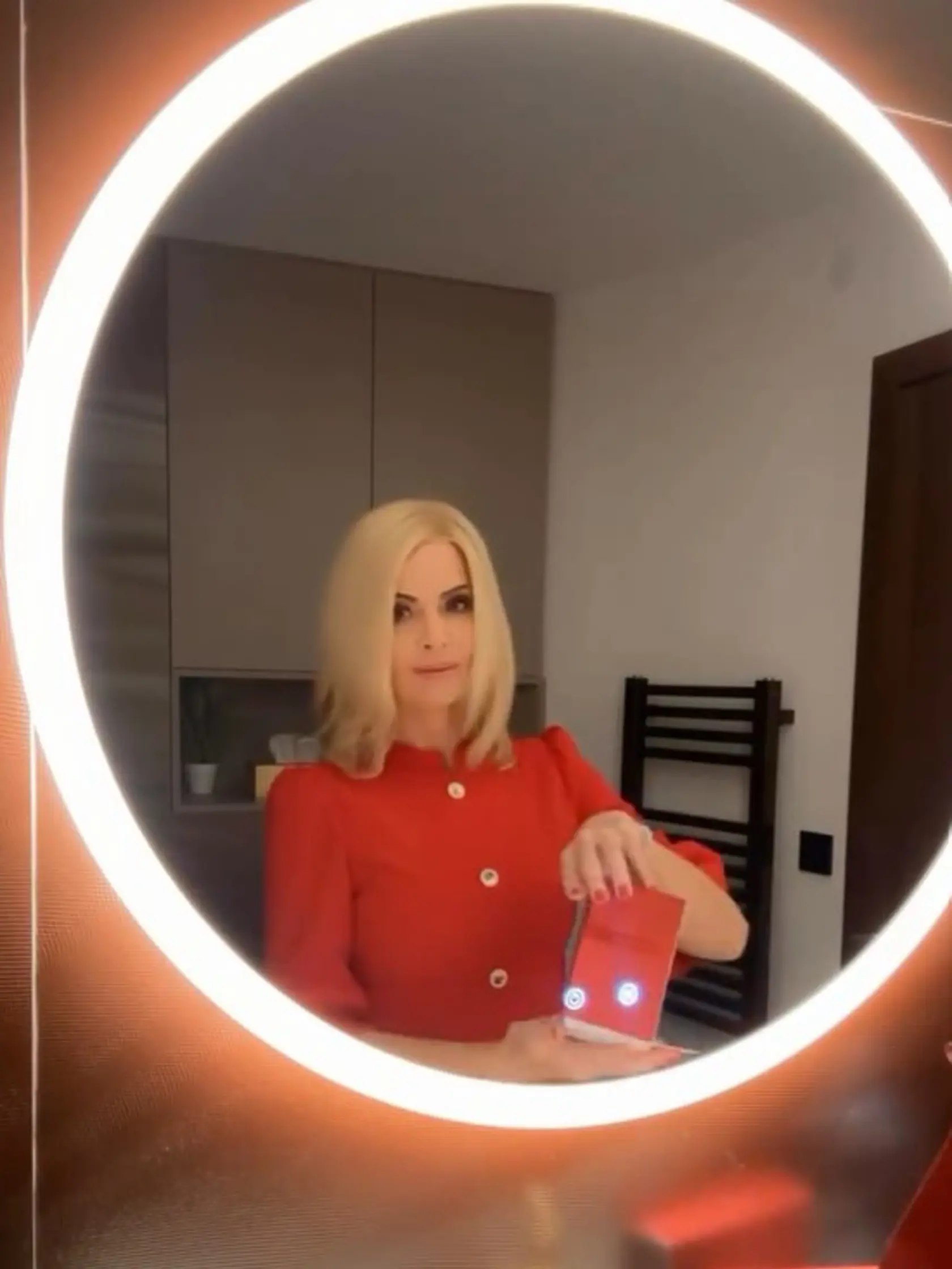 Marianna Ďurianová má v kúpeľni moderné zrkadlo na dotykové ovládanie. 