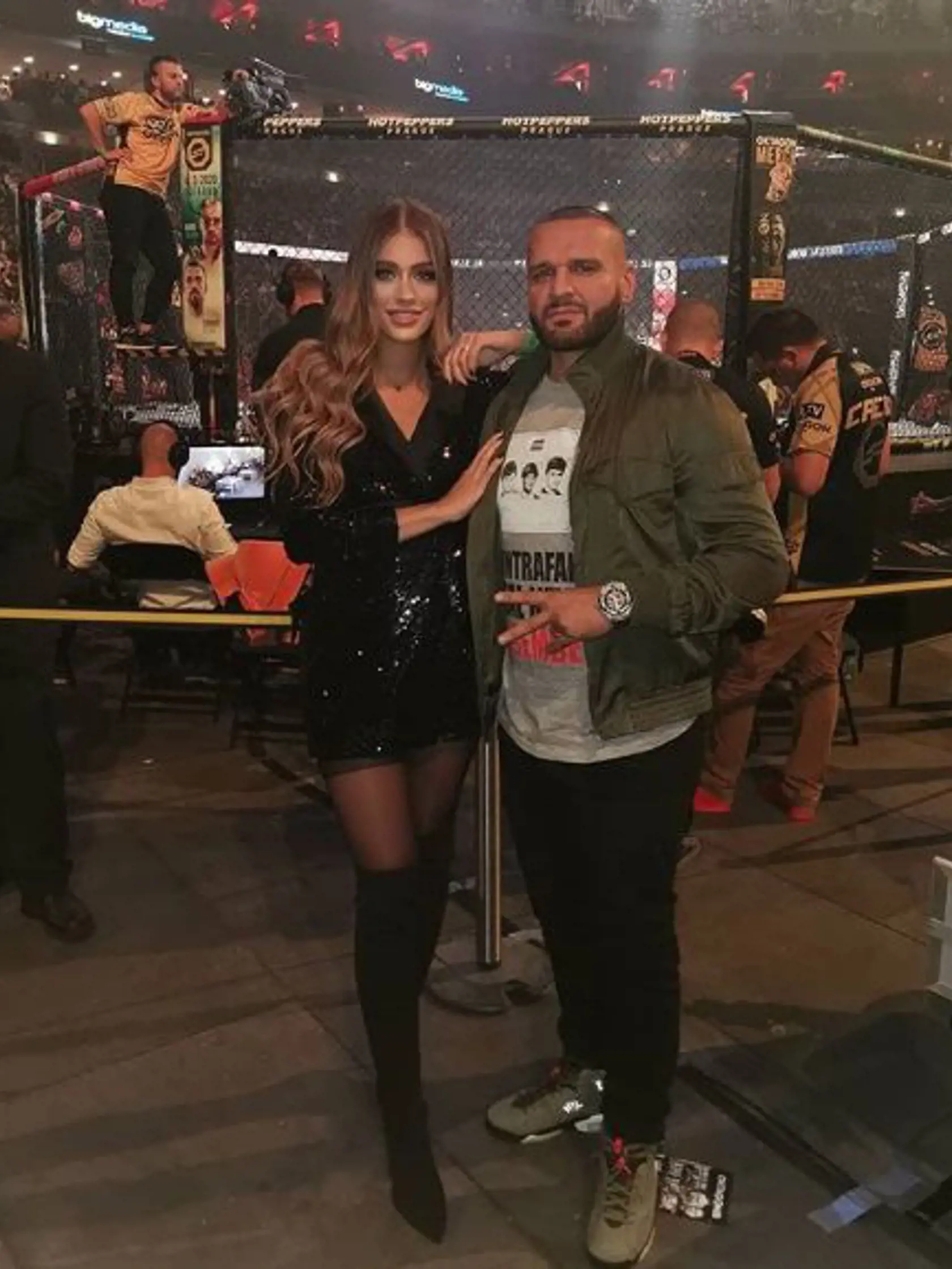 V sobotu večer robila spoločnosť manželovi Rytmusovi na veľkom zápase MMA v Prahe.