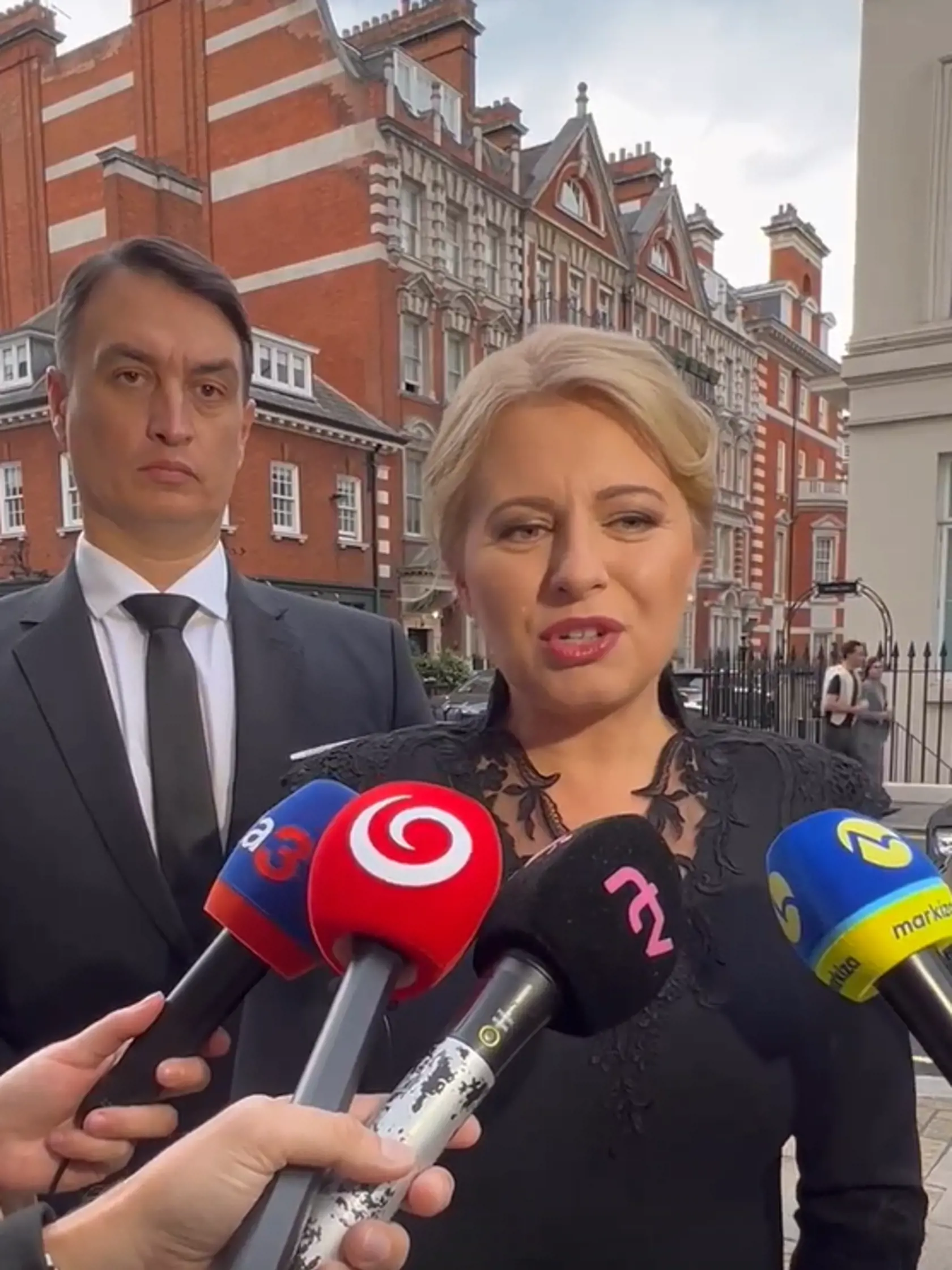 Čaputová sa následne po prílete do Londýna vyjadrila aj médiám. Priblížila, že Londýn je plný ľudí, ktorí čakajú na príležitosť pokloniť sa zosnulej kráľovnej Alžbete II. "Je tu zvláštna pietna slávnostná atmosféra. Záujem ľudí prísť sa symbolicky rozlúčiť s kráľovnou je obrovský," skonštatovala.