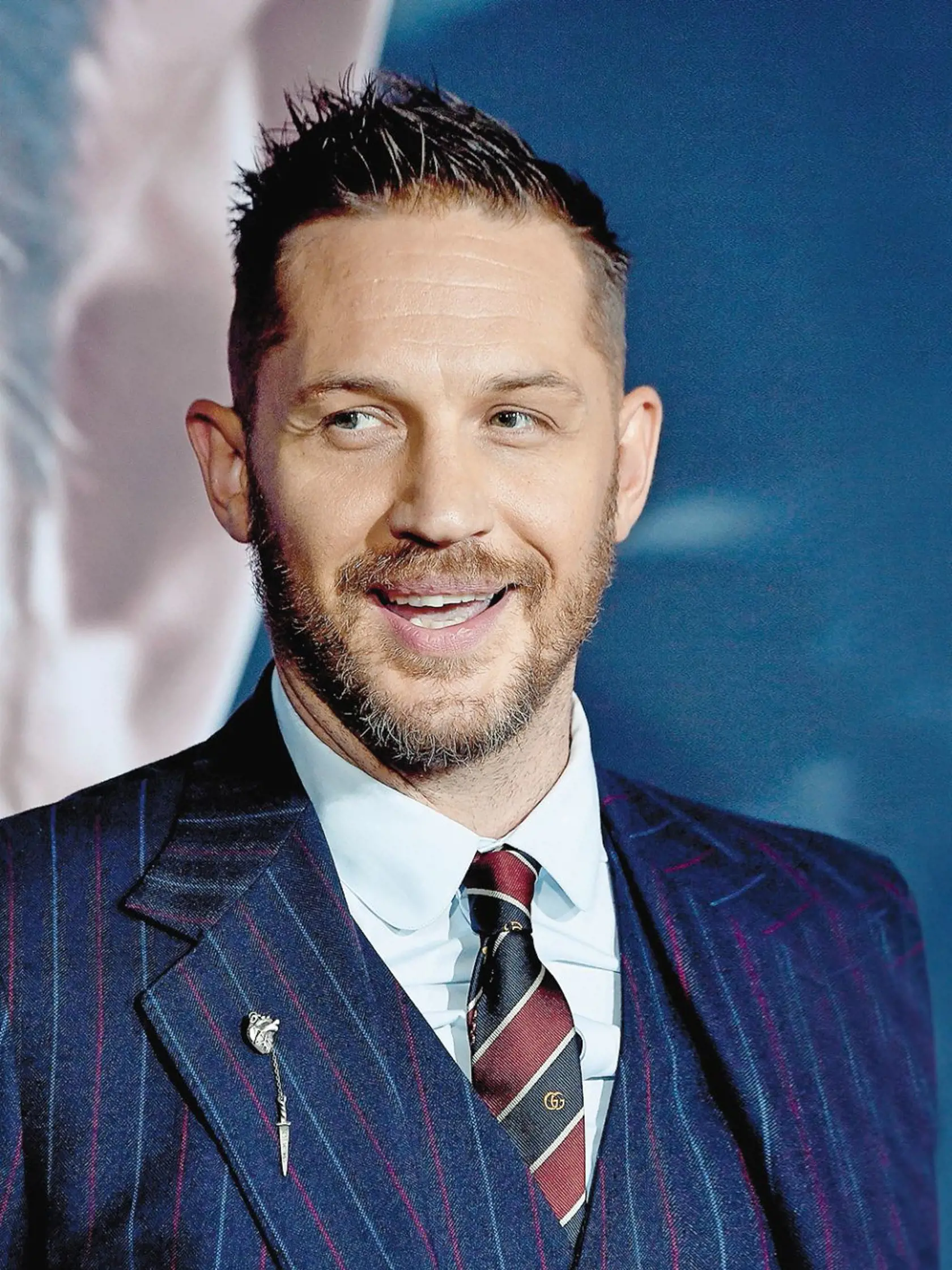 Na akčného hrdinu sa zmenil aj anglický herec Tom Hardy. Tentoraz naháňal zlodejov aj v skutočnom živote. Tínedžeri ukradli moped a na červenú uháňali po ceste, keď narazili do zaparkovaného auta. Jeden zo zlodejov zostal ležať na zemi, druhý sa snažil utiecť. Tom nelenil a začal ho naháňať. Po krátkej naháňačke sa mu ho podarilo chytiť. Podľa svedka udalosti Tom zlodeja po dolapení aj skontroloval, či náhodou nemá pri sebe zbraň. Potom už len čakal na príchod polície. 16-roční mladíci skončili 