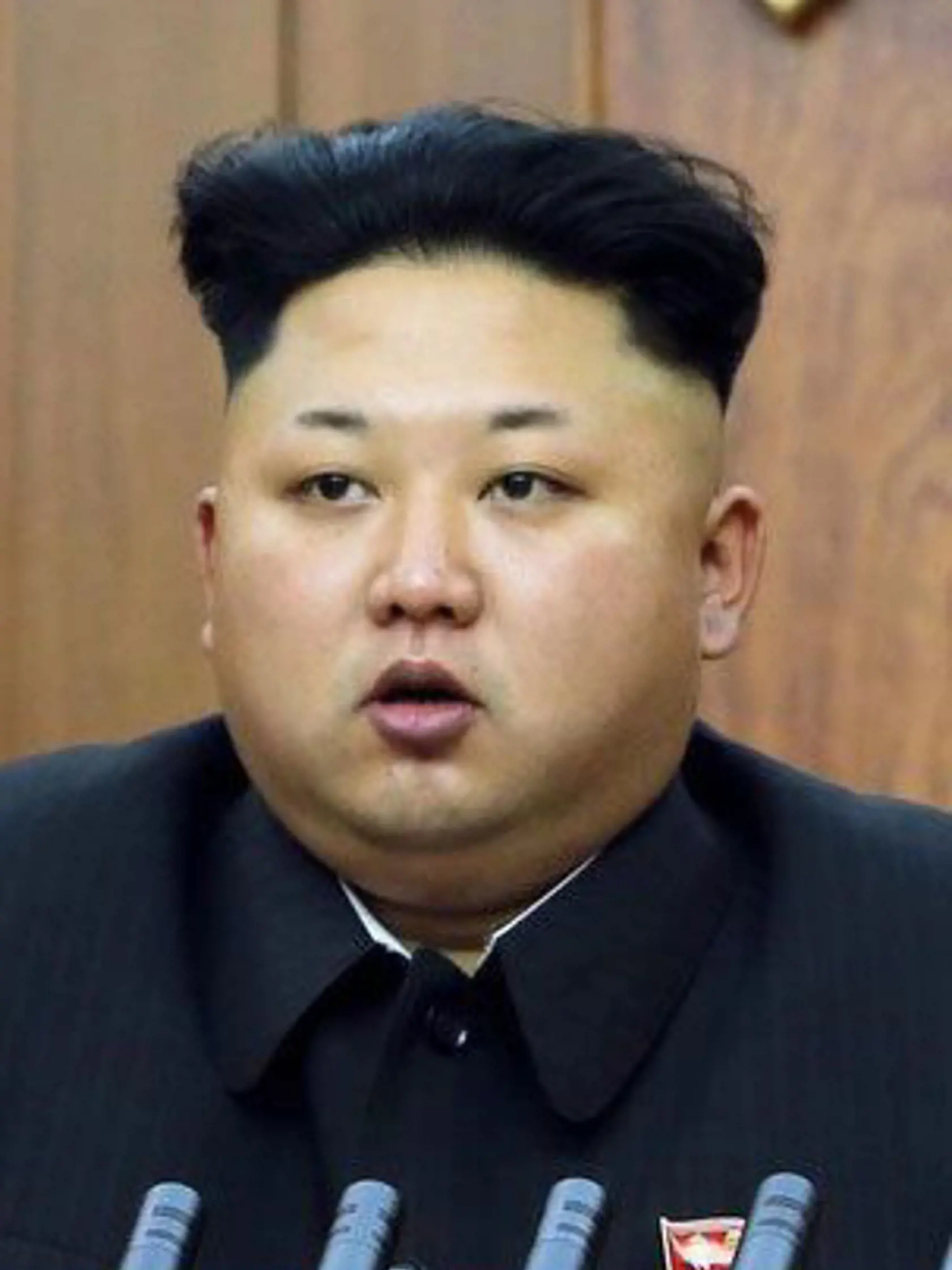 Kim Čong-un sa rozhodol zmeniť imidž - obočie si nechal vytrhať do komických rozmerov.