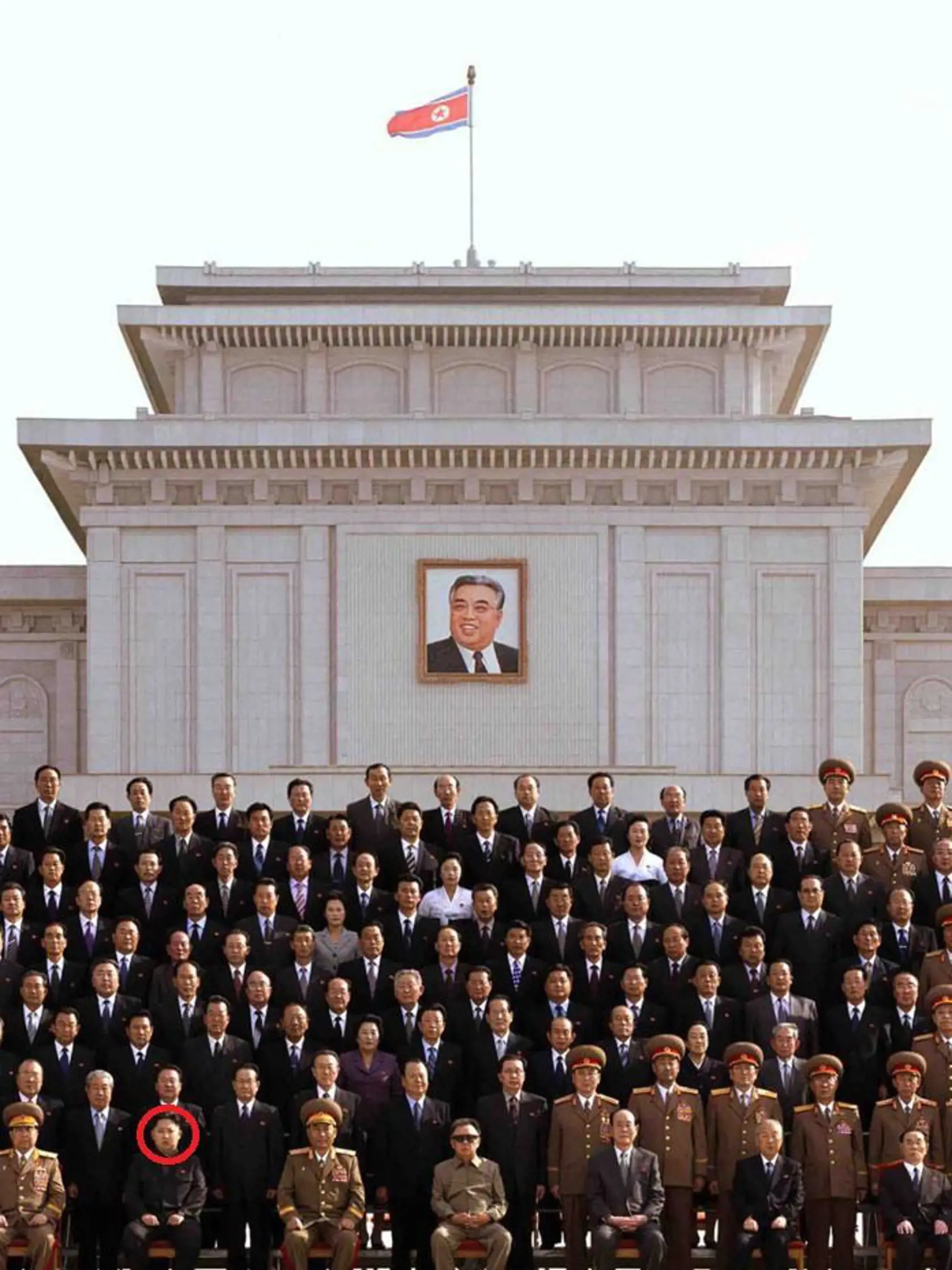 Prvá oficiálna fotografia syna severokórejskeho vodcu Kim Čong-una (v krúžku) sa dostala na verejnosť krátko na to, ako bol povýšený na generála.