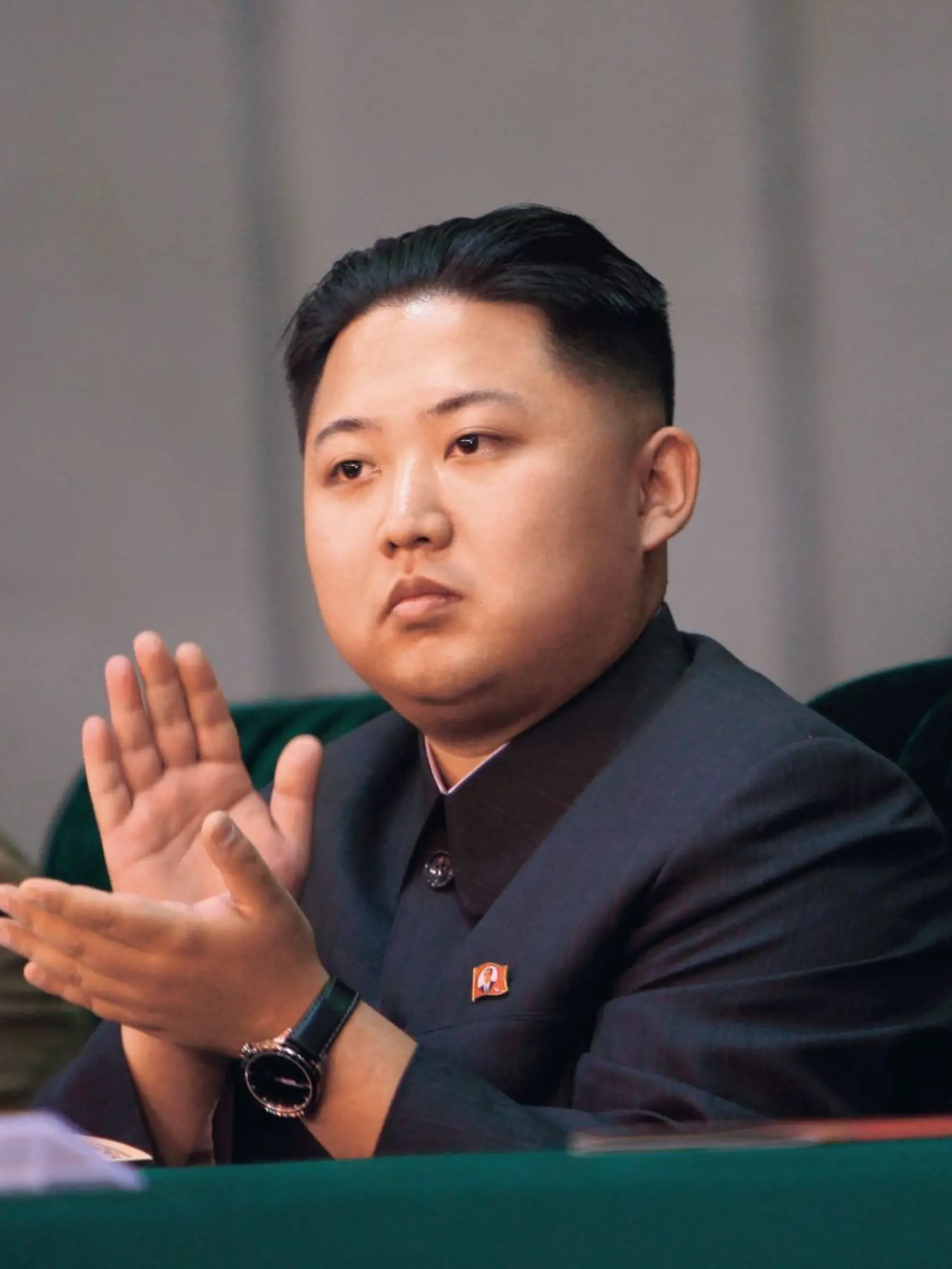 Syn zosnulého vládcu Kim Čong-un sa o moc musí deliť so svojím strýkom.