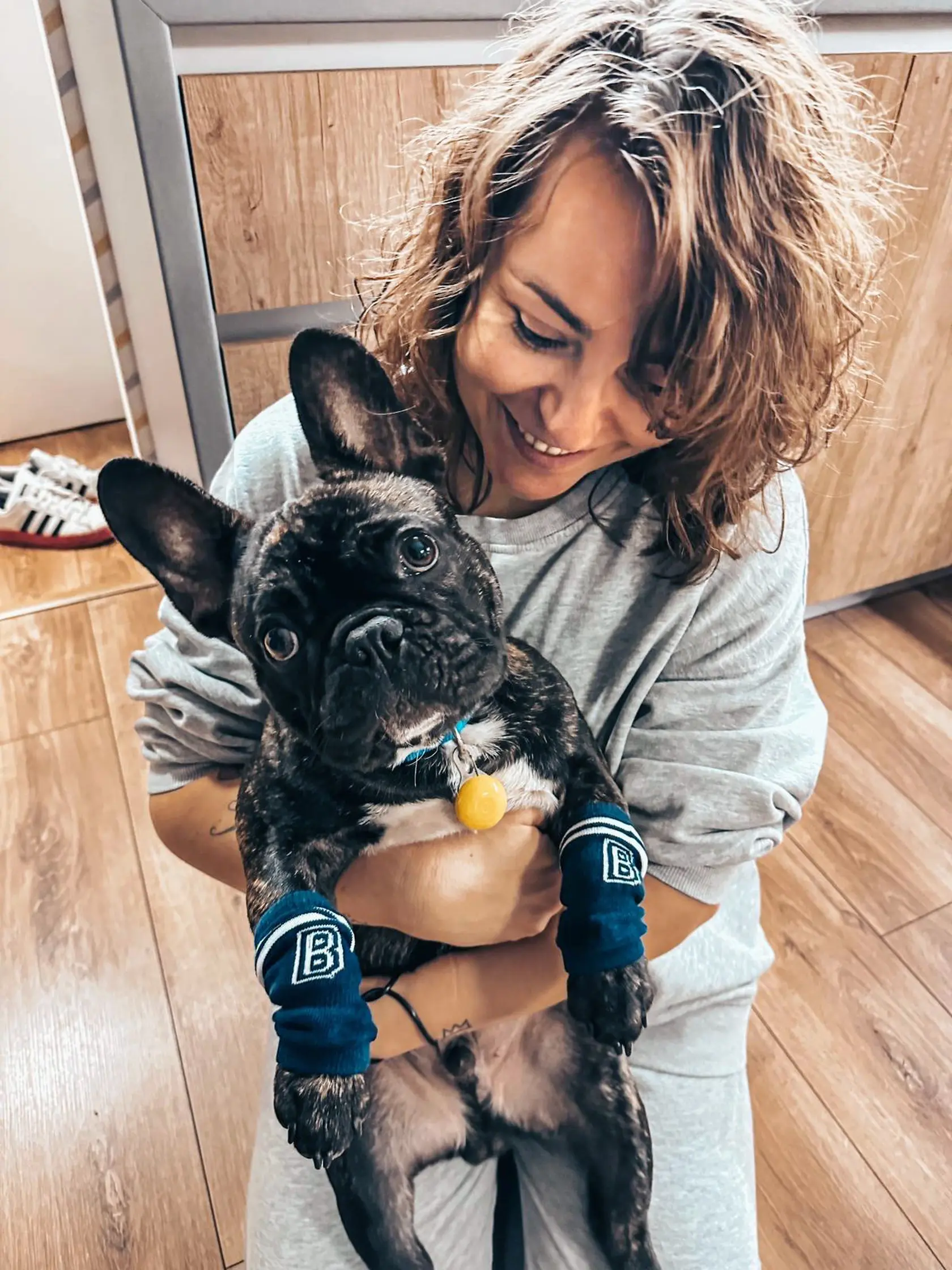 Katka má doma dva francúzske buldočky. Na fotke s Banksym.