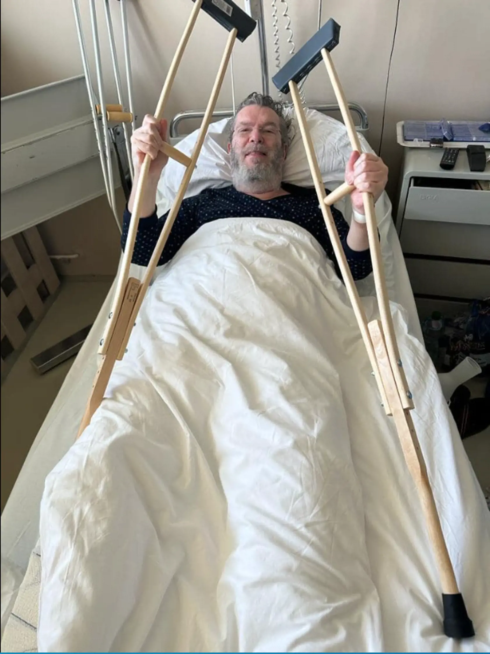 Žiadne pohodlie: Richardovi je posteľ evidentne malá.