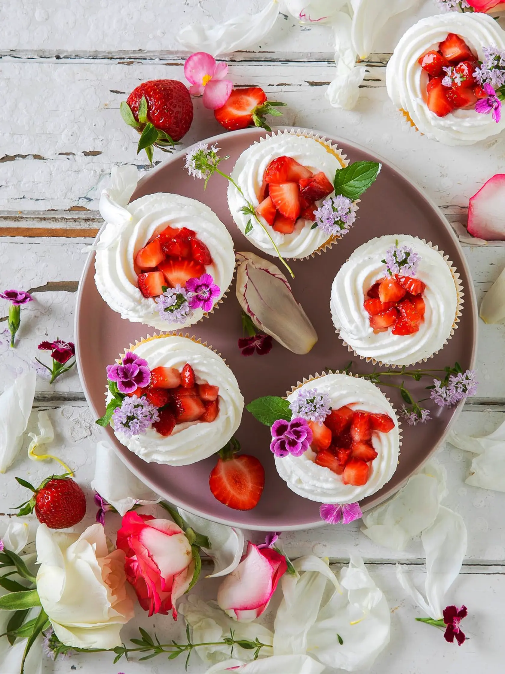 Vanilkové cupcaky s jahodami.