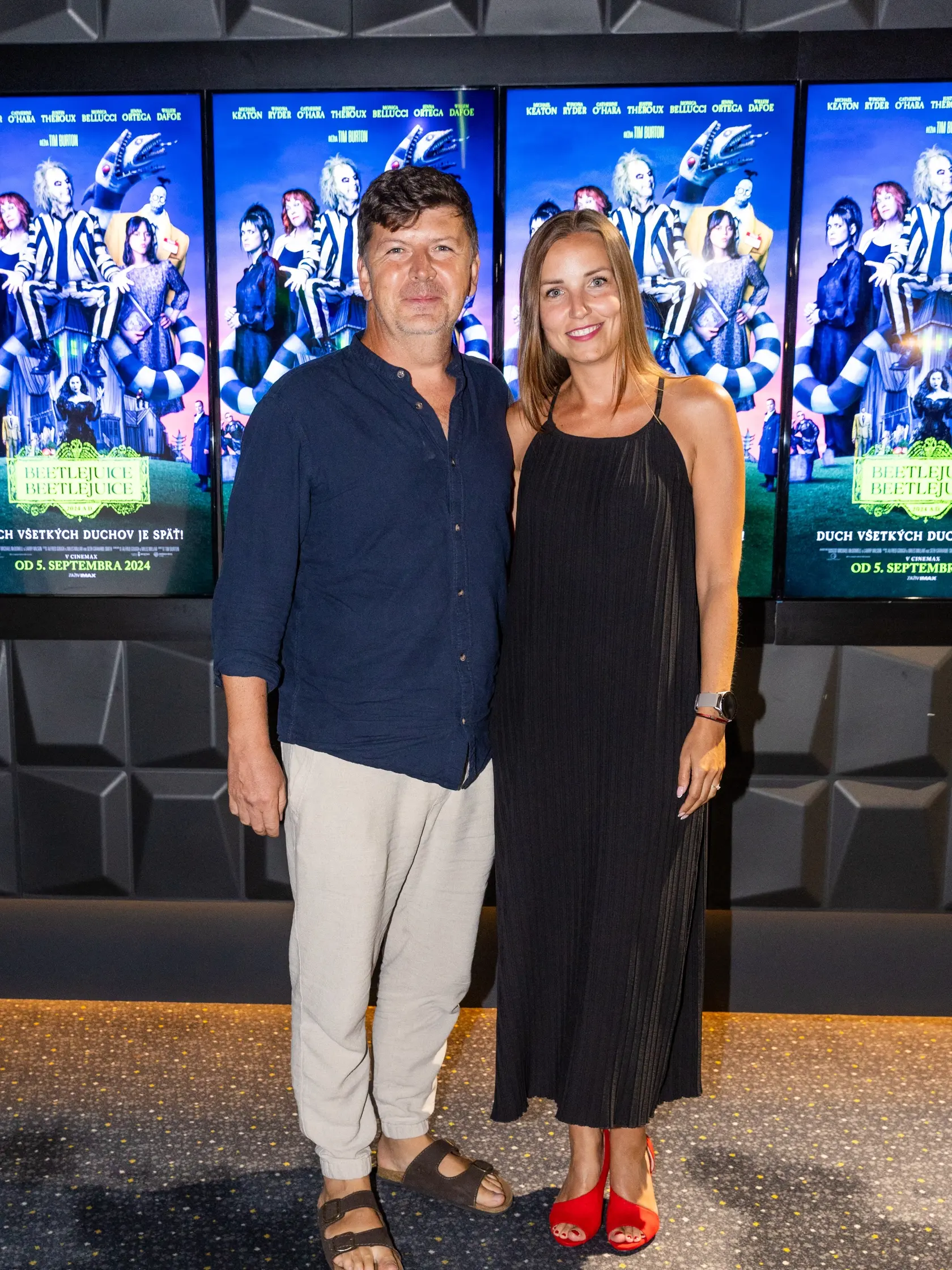 Premiéra filmu Beetlejuice Beetlejuice: Na snímke Andrej Bičan s partnerkou Miškou.

