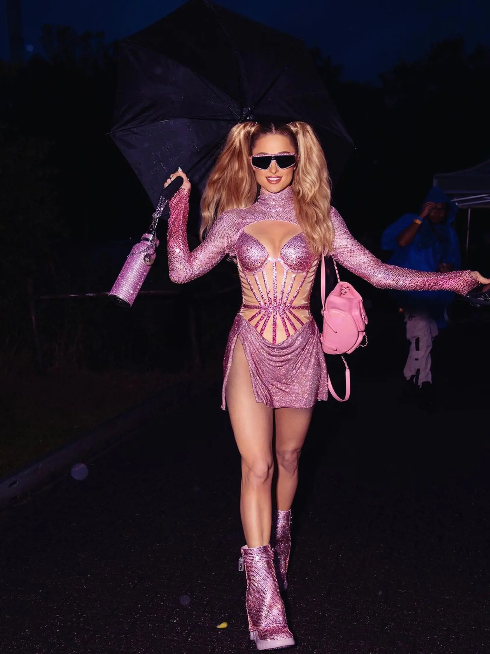 Paris Hilton ladí fľašku s outfitom.