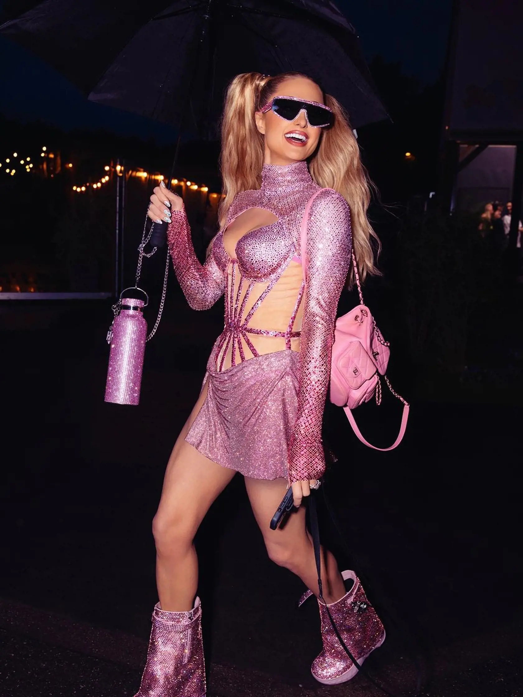 Paris Hilton ladí fľašku s outfitom.