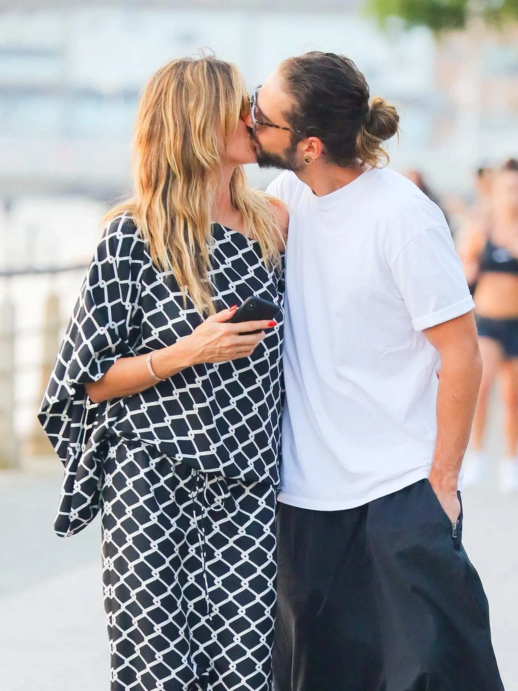 Takto sa v pondelok bozkávali Heidi Klum a jej priateľ Tom Kaulitz.