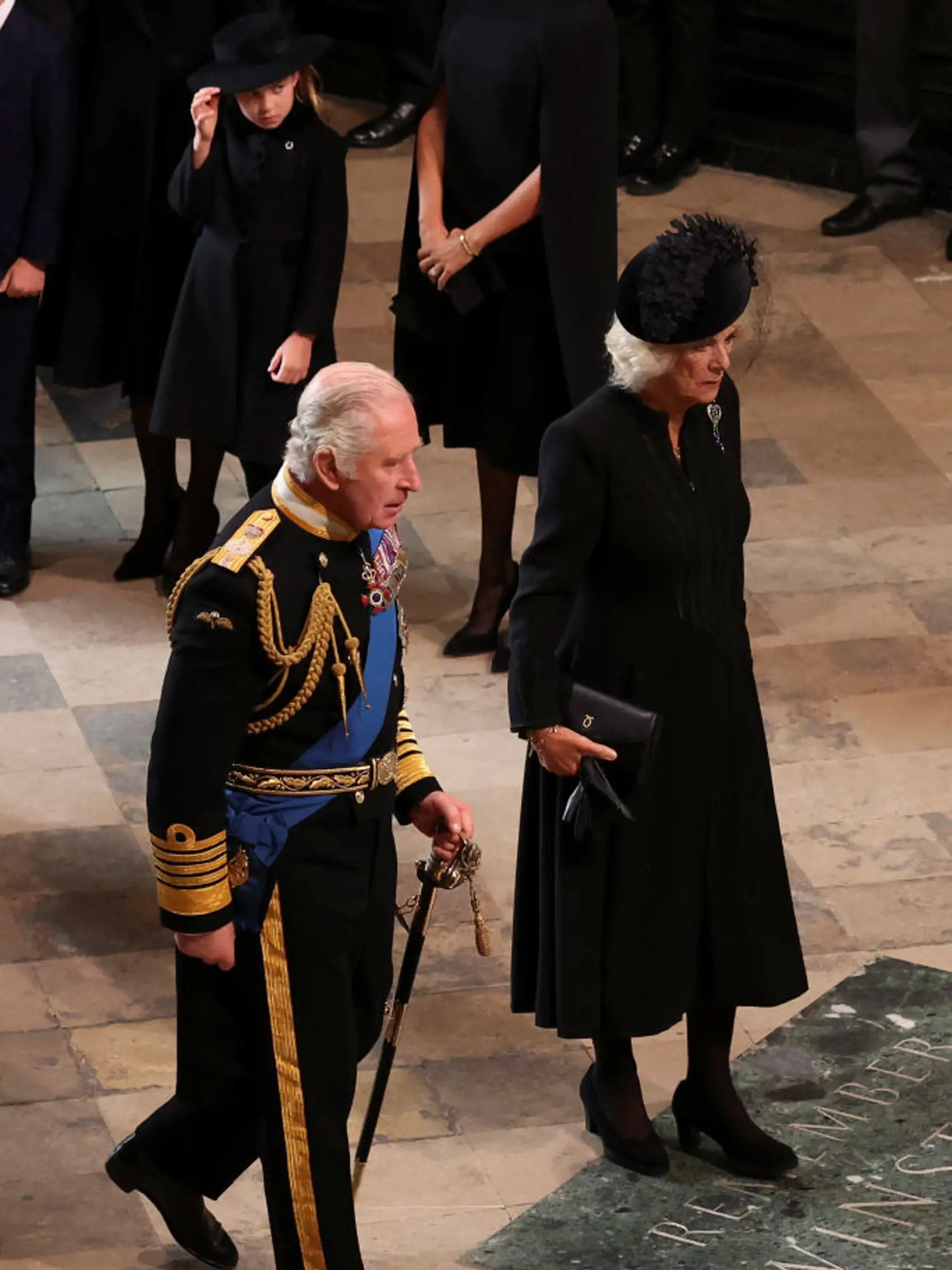 Kráľovná manželka Camilla prišla na pohreb po úraze, pri ktorom si zlomila palec na nohe. Preto je pre ňu každý krok bolestivý.