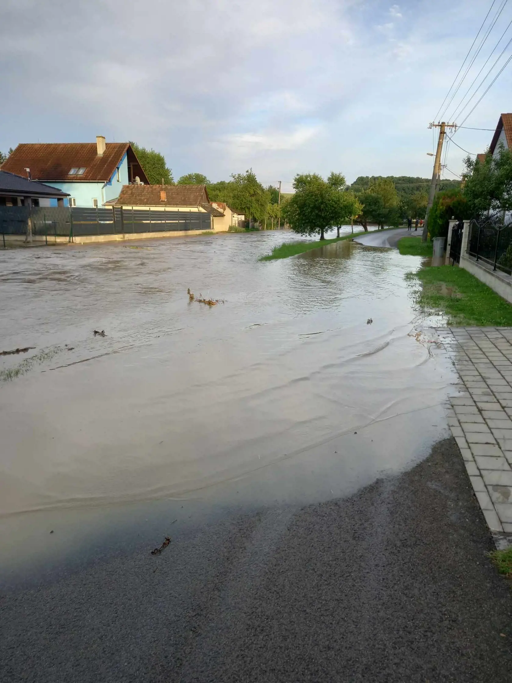 Silné búrky spôsobili záplavy v obci Svinná v Trenčianskom okrese.