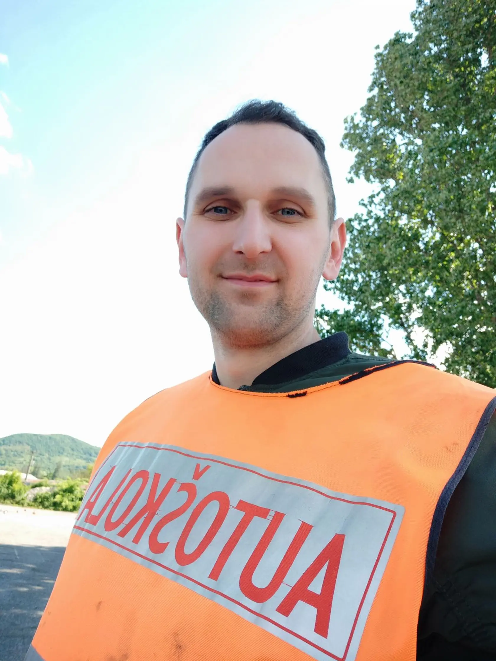 Robil si vodičák na motorku, ktorú si kúpil krátko pred smrťou. Nikdy na nej nejazdil. 