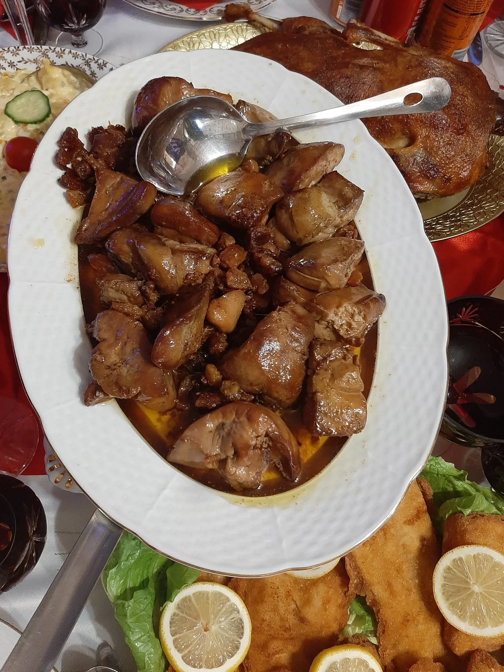Iní zas tvrdia, že pokiaľ je to štedrý večer, tak musí byť prítomná hojnosť. To znamená, že u nich na stole nájdeme aj niečo mastné, kačacie a husacie pečienky alebo rezne, ale aj iné dobroty, ktoré bežne nekonzumujú.