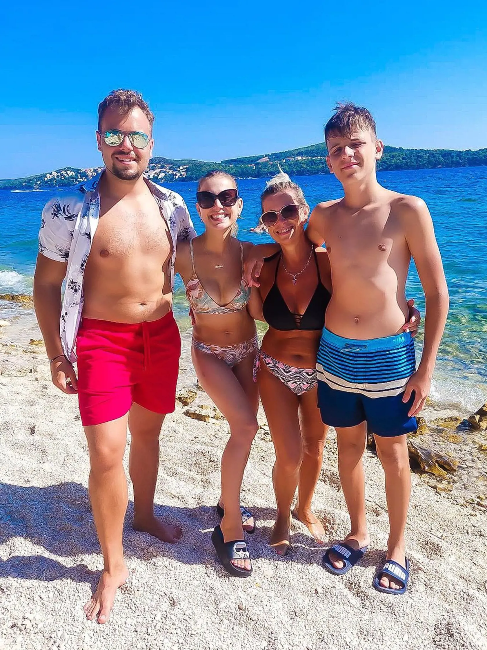 Dominika Stará s mamou a bratmi na spoločnej letnej dovolenke.