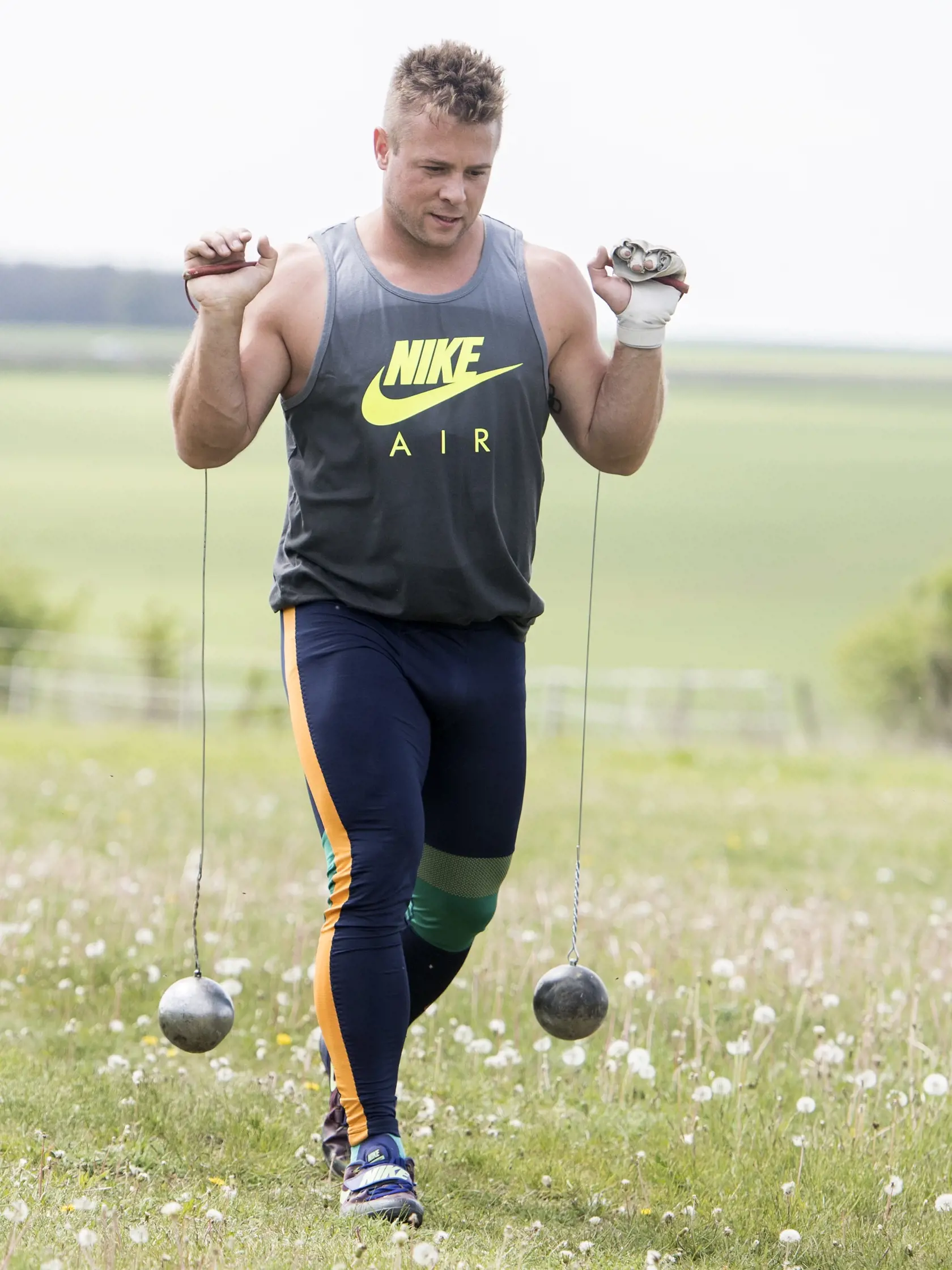 Na snímke slovenský kladivár Marcel Lomnický trénuje vo vlastnoručne vybudovanom domácom areáli počas pandémie koronavírusu 27. apríla 2020 v Pohraniciach, okres Nitra. FOTO TASR Martin Baumann