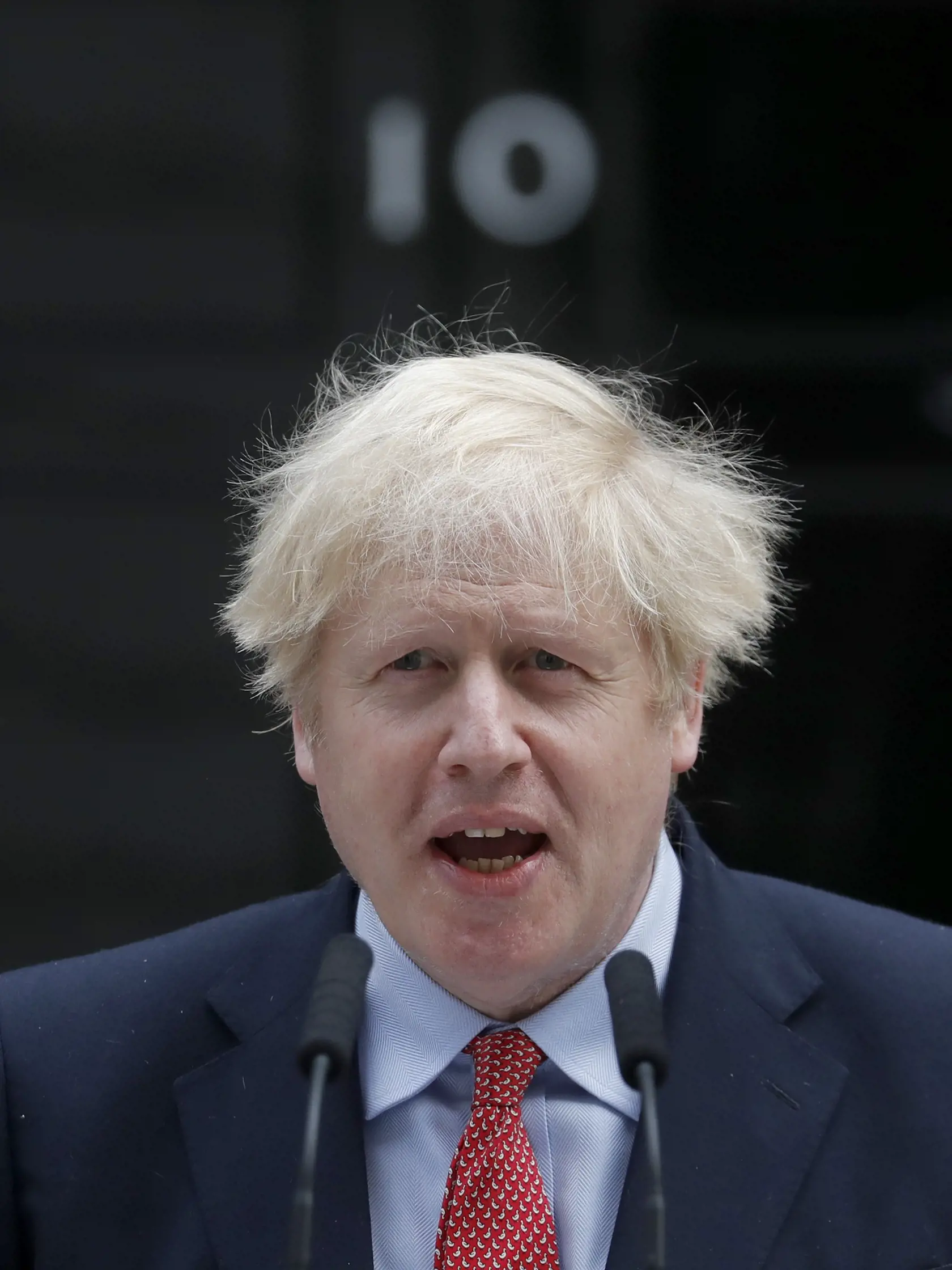 WA 25 Londýn - Britský premiér Boris Johnson gestikuluje počas vyhlásenia pred londýnskou rezidenciou na Downing Street 10 počas prvého dňa v práci po zotavení sa z ochorenia COVID-19 v pondelok 27. apríla 2020. Johnsonovi chorobu COVID-19 diagnostikovali 26. marca a začiatkom apríla strávil sedem nocí v londýnskej Nemocnici sv. Tomáša. Neskôr sa zotavoval v oficiálnom vidieckom sídle britských premiérov Chequers. Premiéra počas neprítomnosti čiastočne zastupuje britský minister zahraničných vec