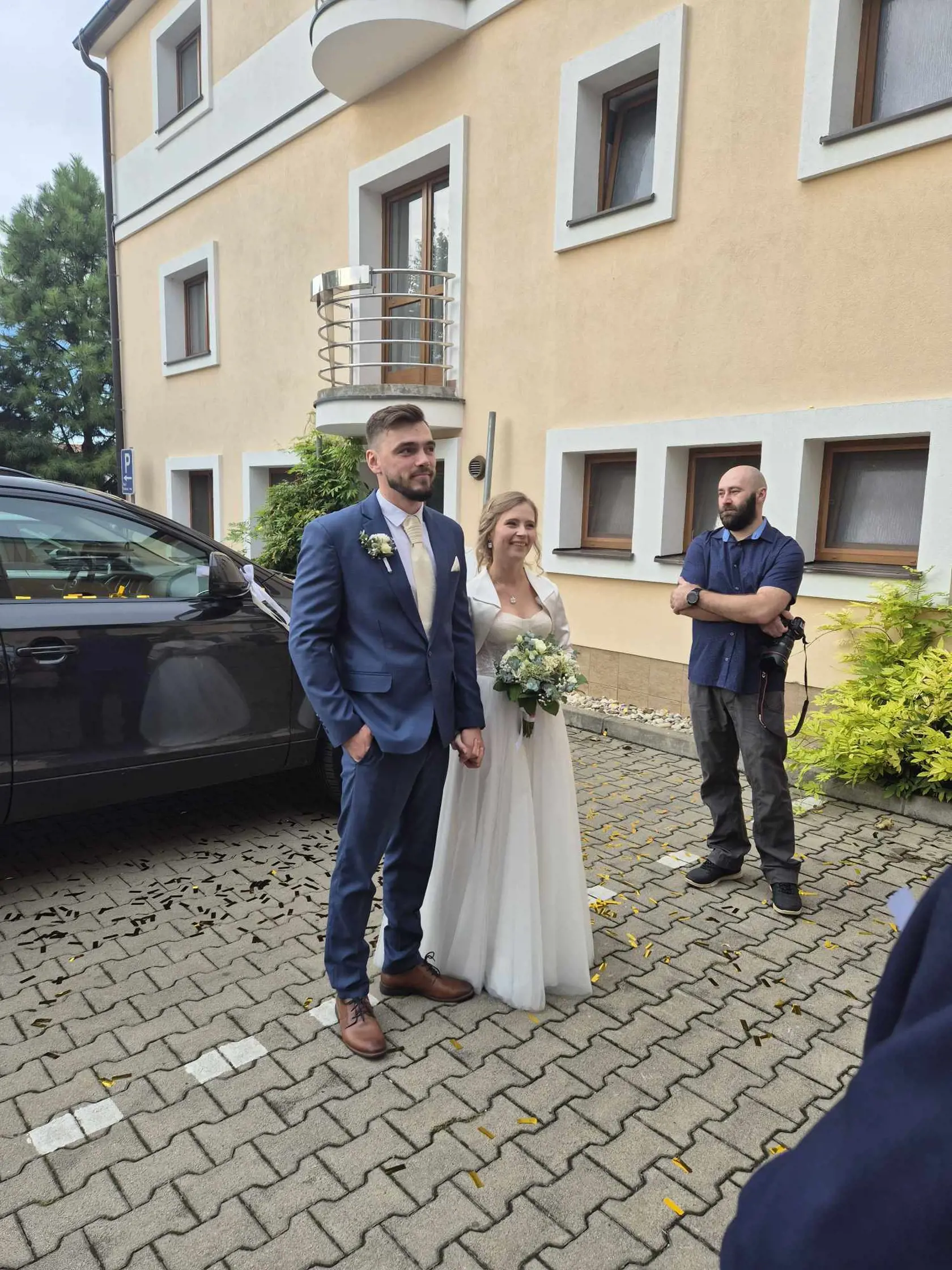 Keďže všetko prebiehalo podľa plánu - tradičné rozbíjanie tanierov, prípitok a prvý tanec, nič nenasvedčovalo tomu, že sa ich krásny deň zmení na jedno veľké sklamanie.