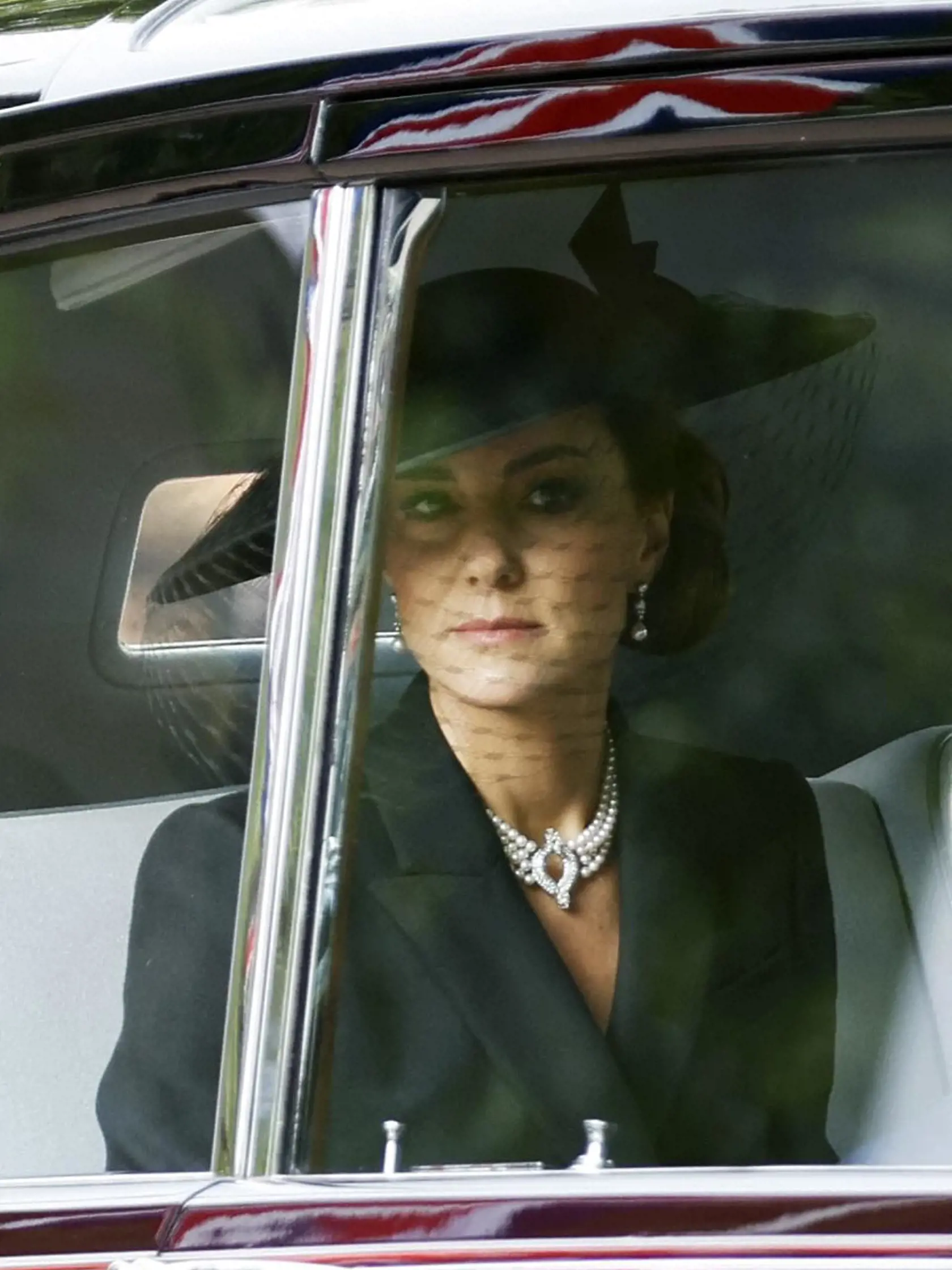 Princezná z Walesu je obrazom dôstojnosti, keď prichádza na pohreb kráľovnej so svojimi deťmi princom Georgeom a princeznou Charlotte.
