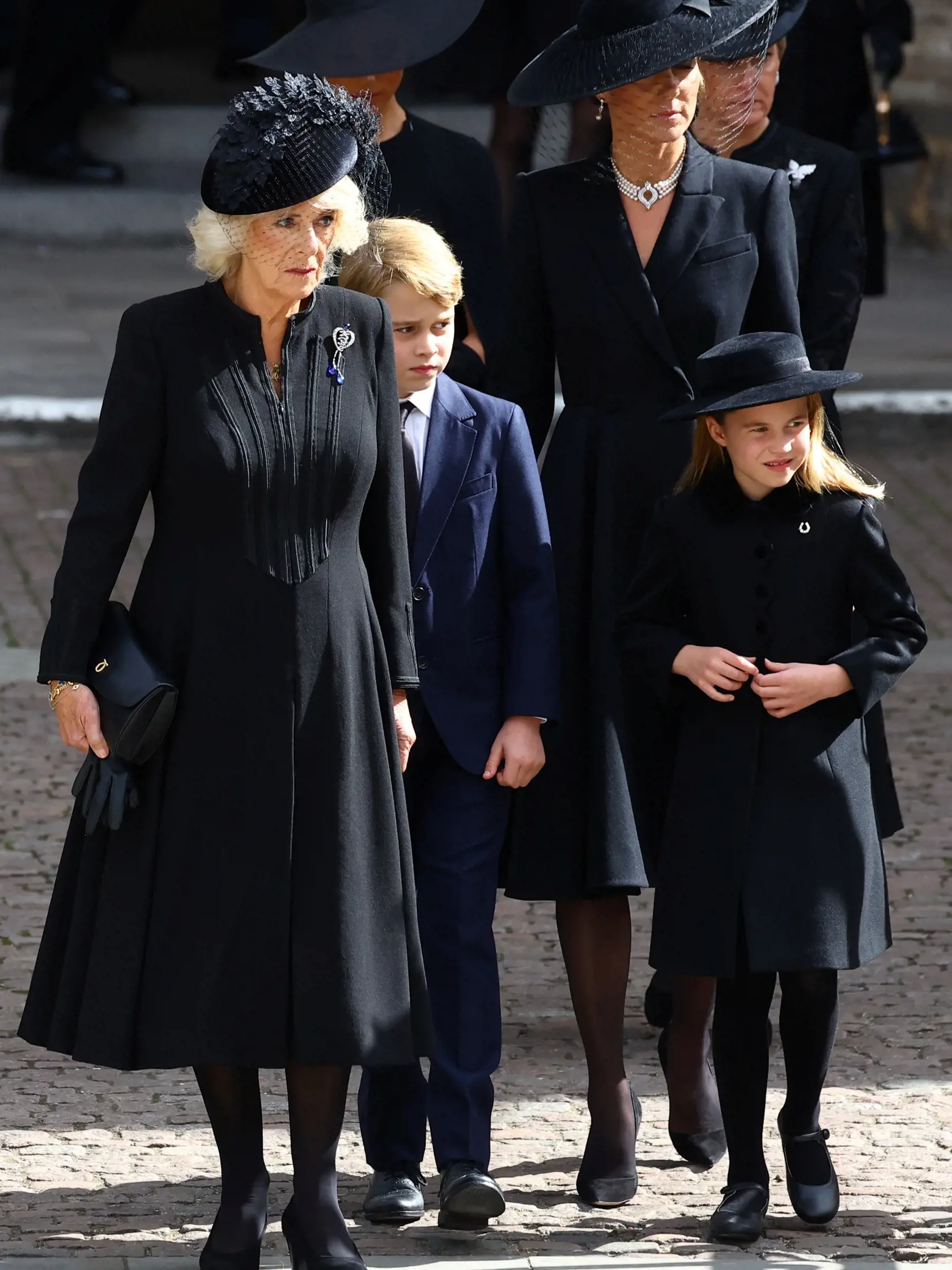 Kráľovná manželka Camilla, princ George a princezná Charlotte s mamou, princeznou Kate.