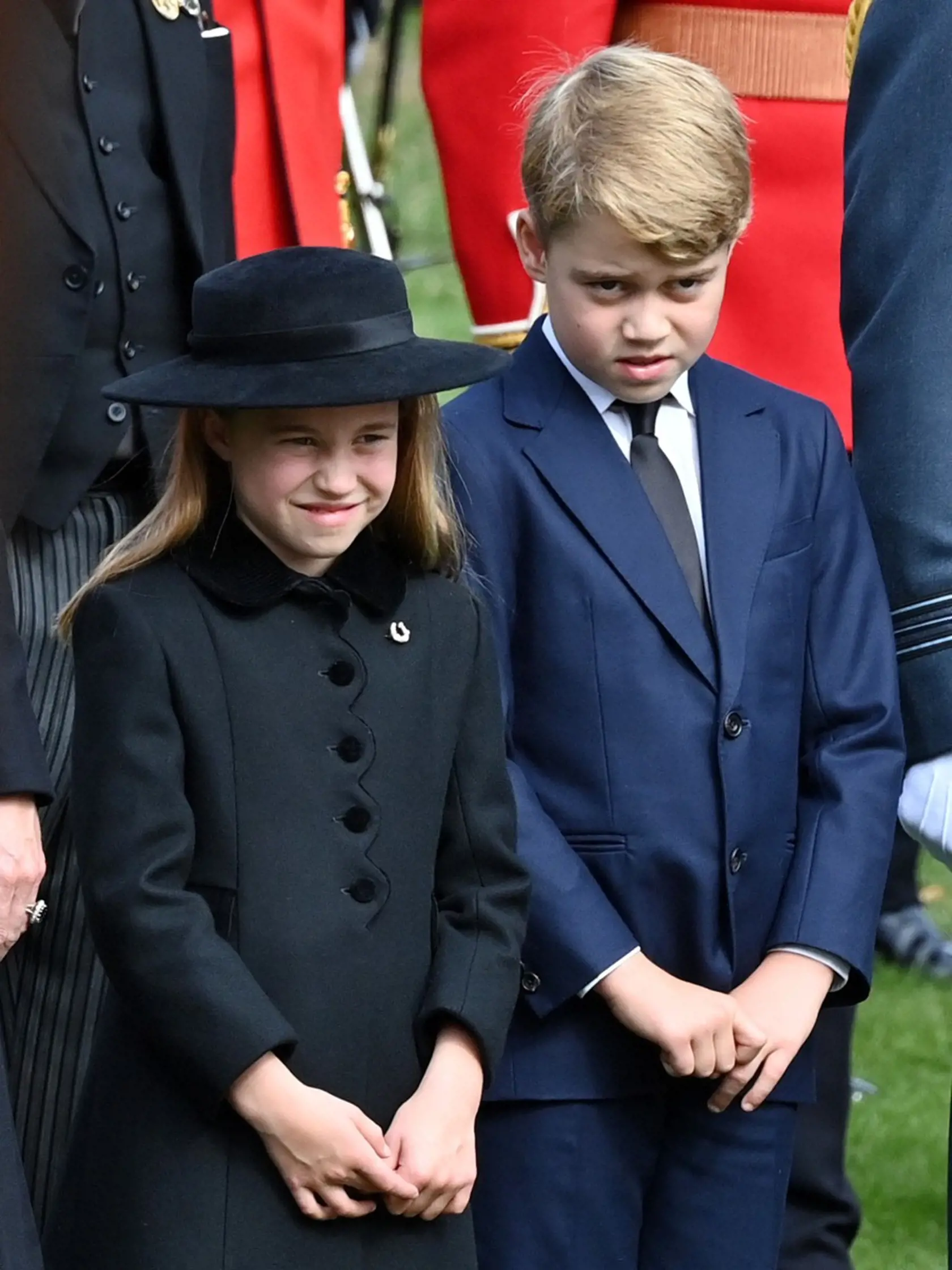 Charlotte Georgeovi miestami radila, čo má robiť. Napríklad mu povedala, aby sa uklonil, keď okolo neho prechádzal sprievod s truhlou.