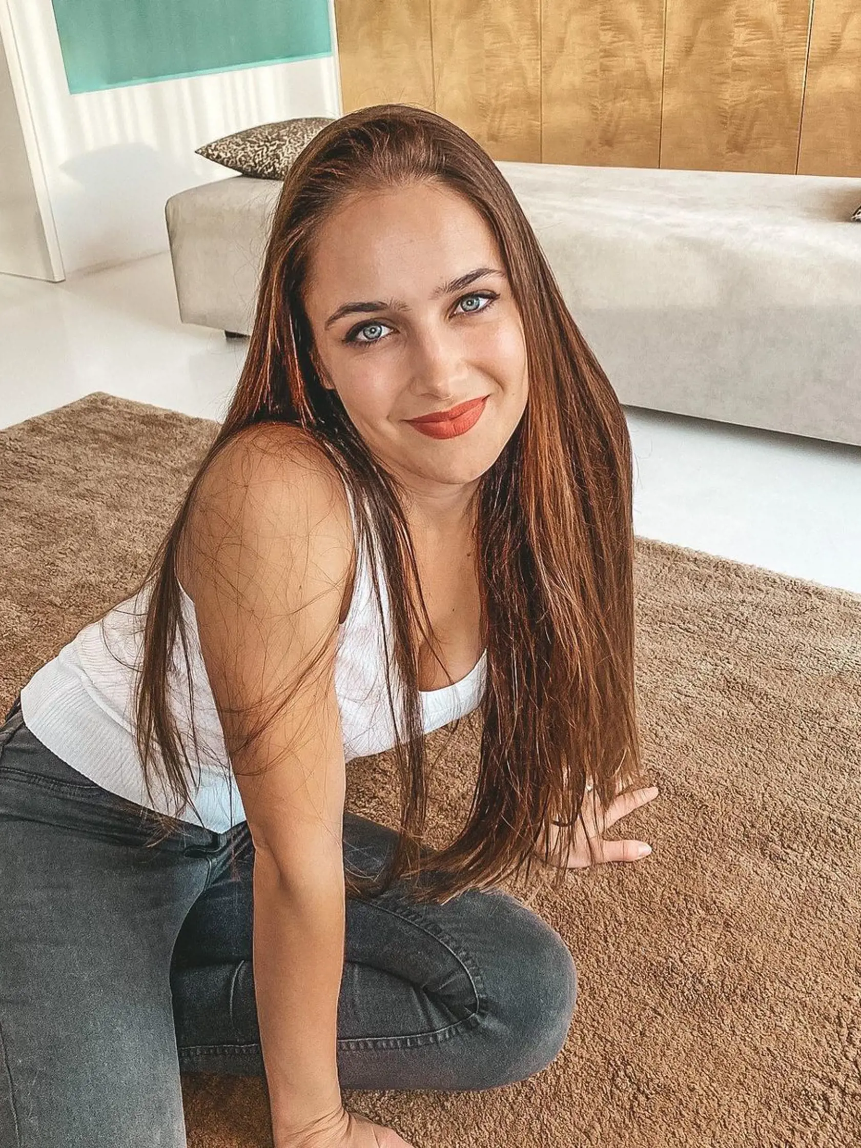Bývanie Natálie a jej mladej rodinky je veľmi štýlové a nadčasové.